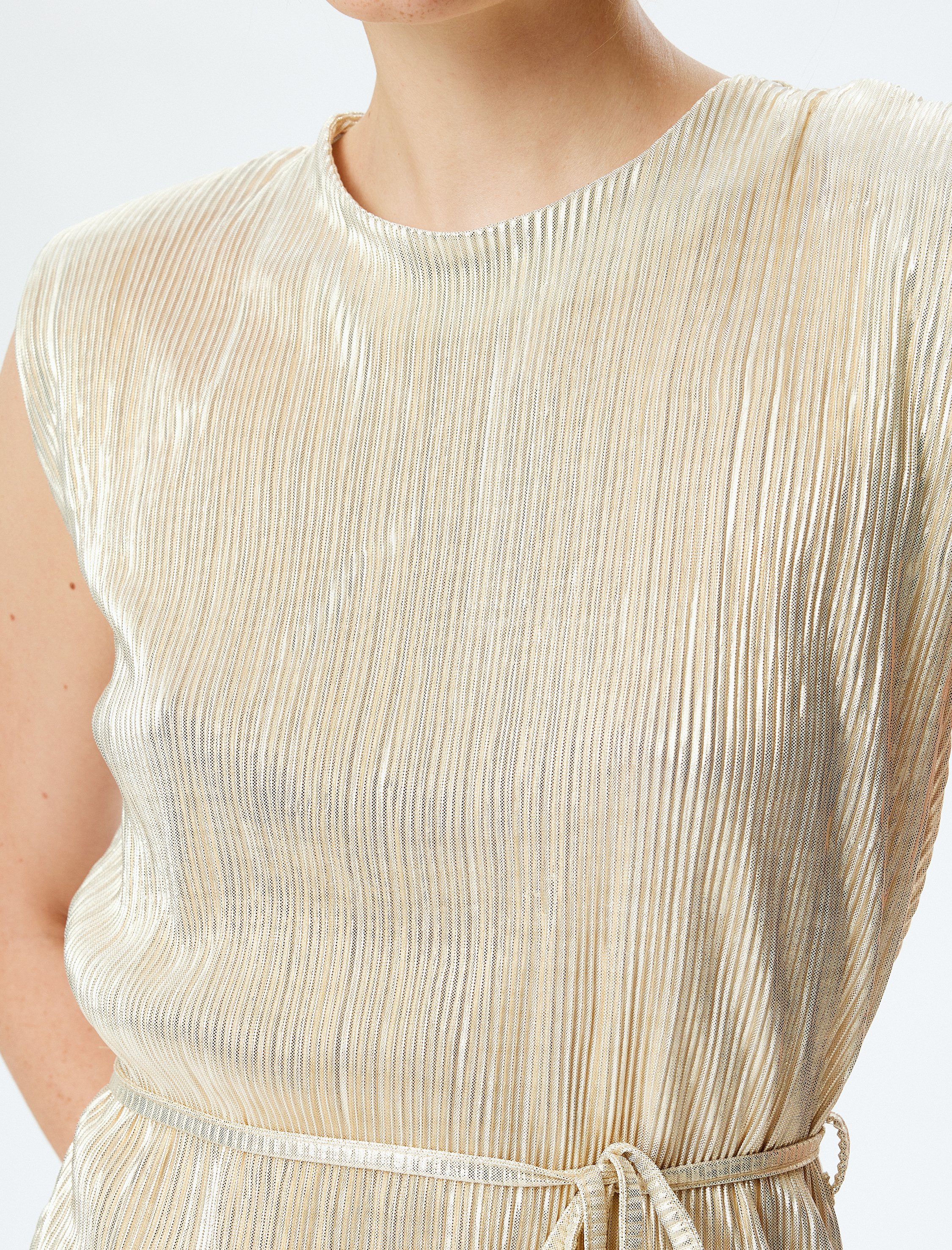   Kemer Detaylı Bisiklet Yaka Kolsuz Piliseli Bluz