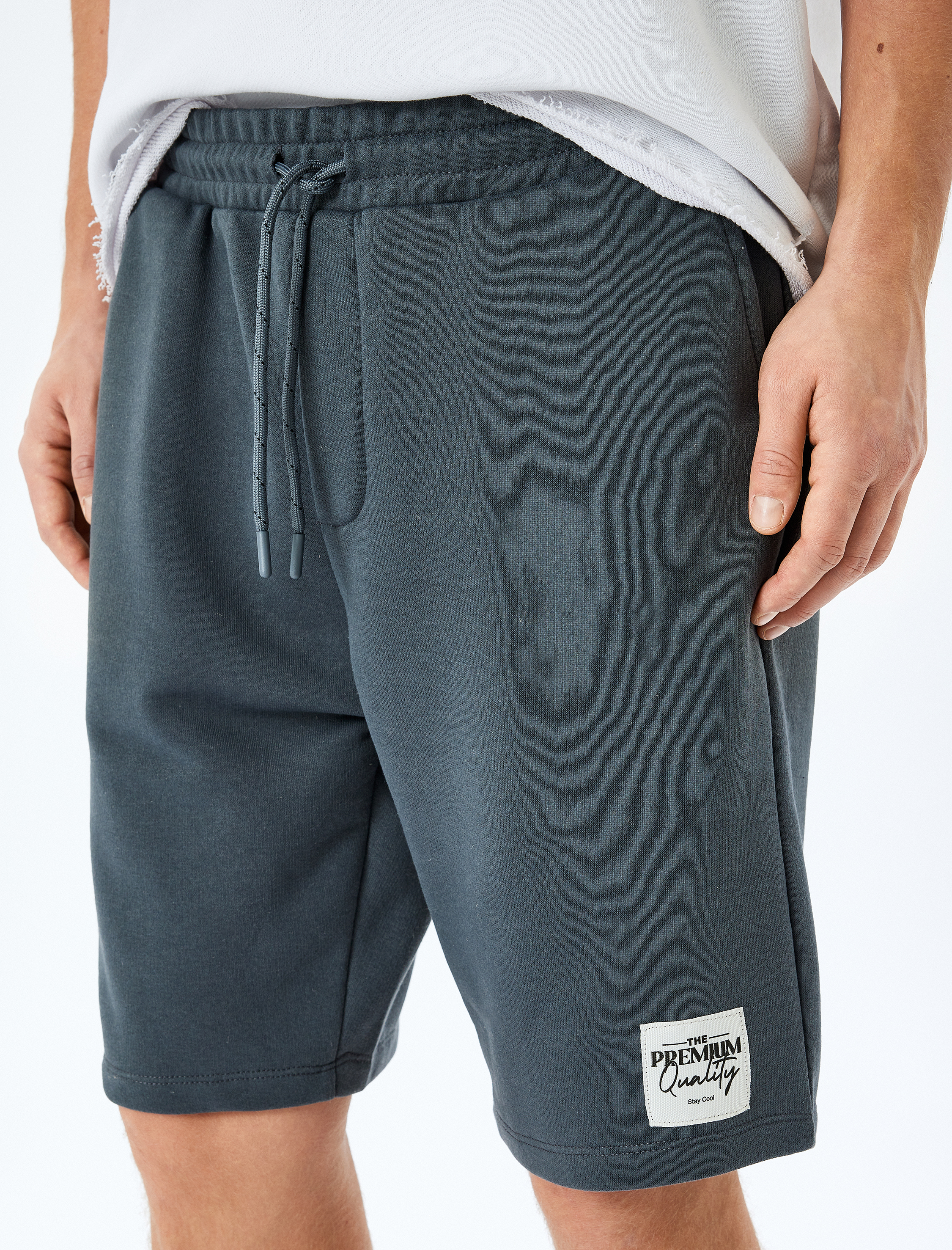 Cepli Etiket Detaylı Pamuk Karışımlı Beli Bağcıklı Şort