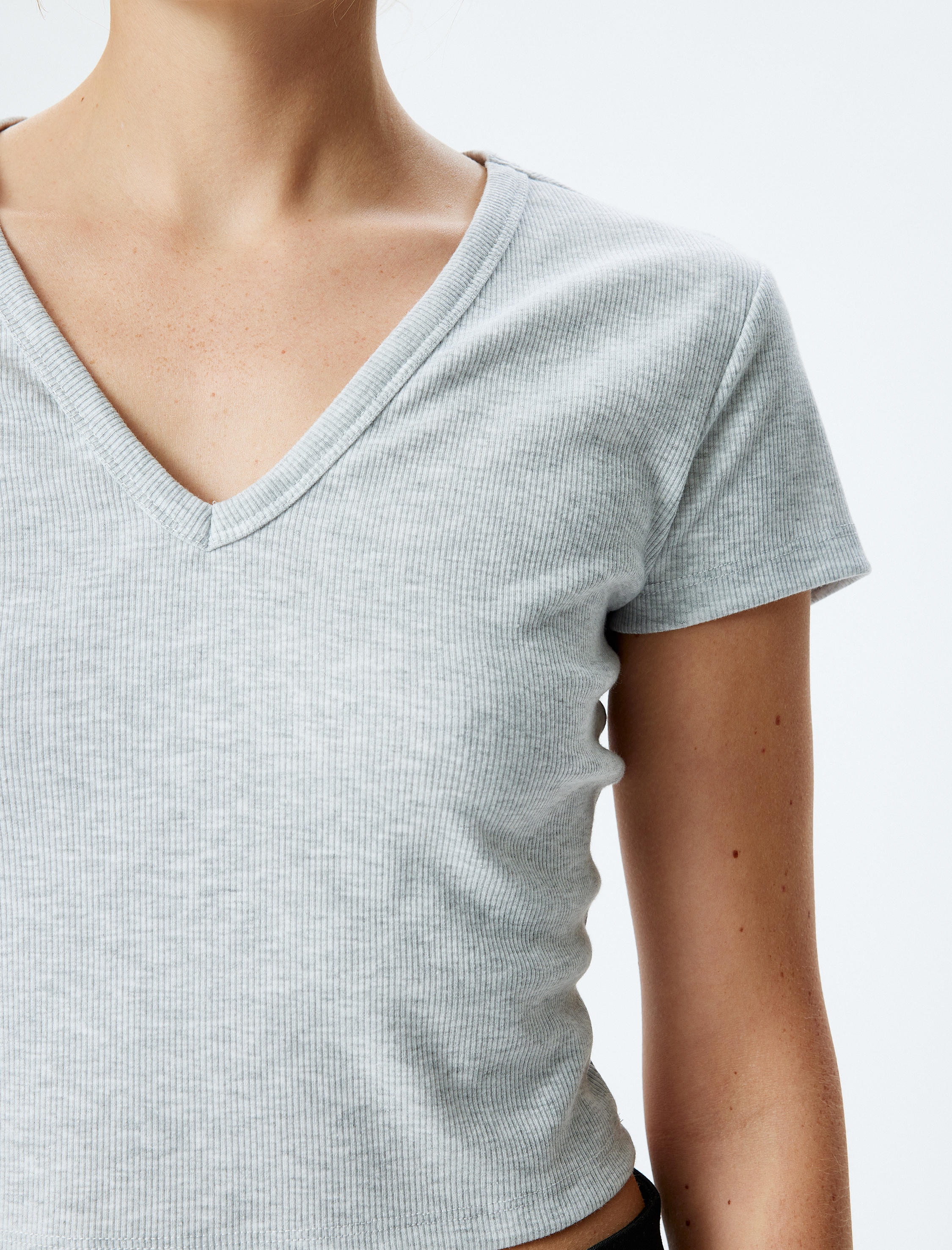 Rahat Kesim Kısa Kollu Crop V Yaka Tişört