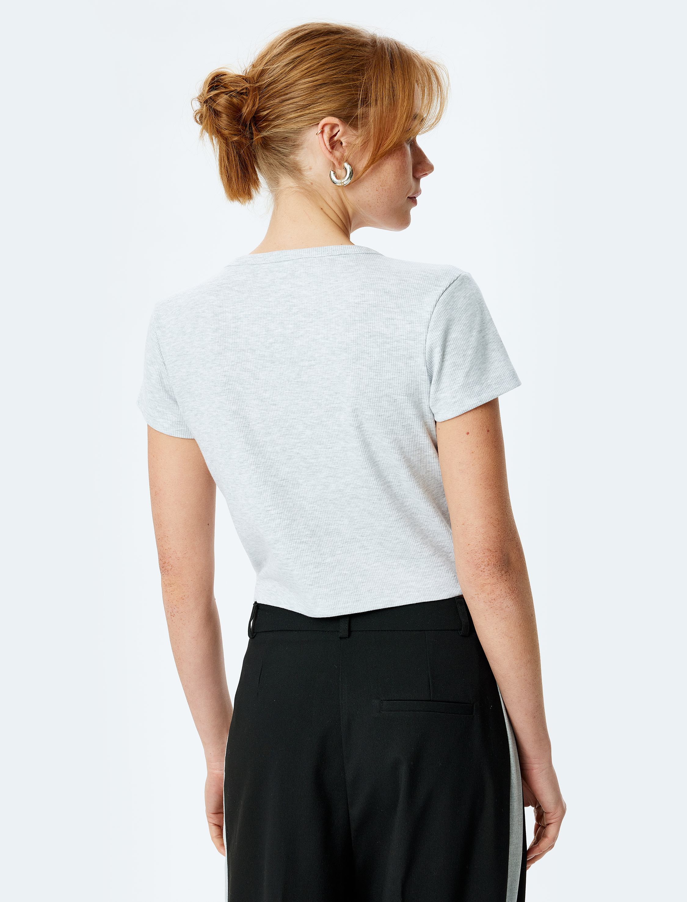 Rahat Kesim Kısa Kollu Crop V Yaka Tişört