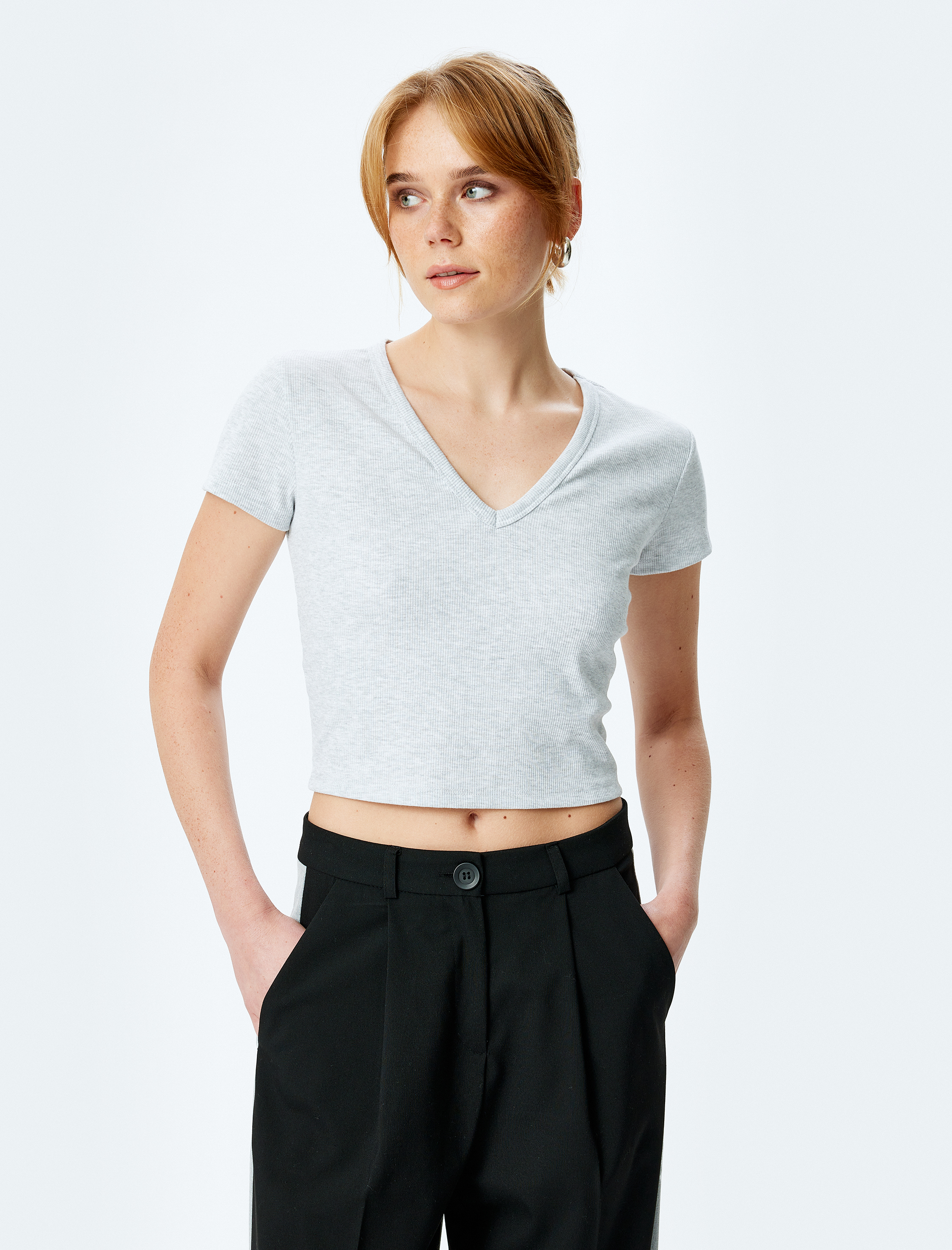 Rahat Kesim Kısa Kollu Crop V Yaka Tişört