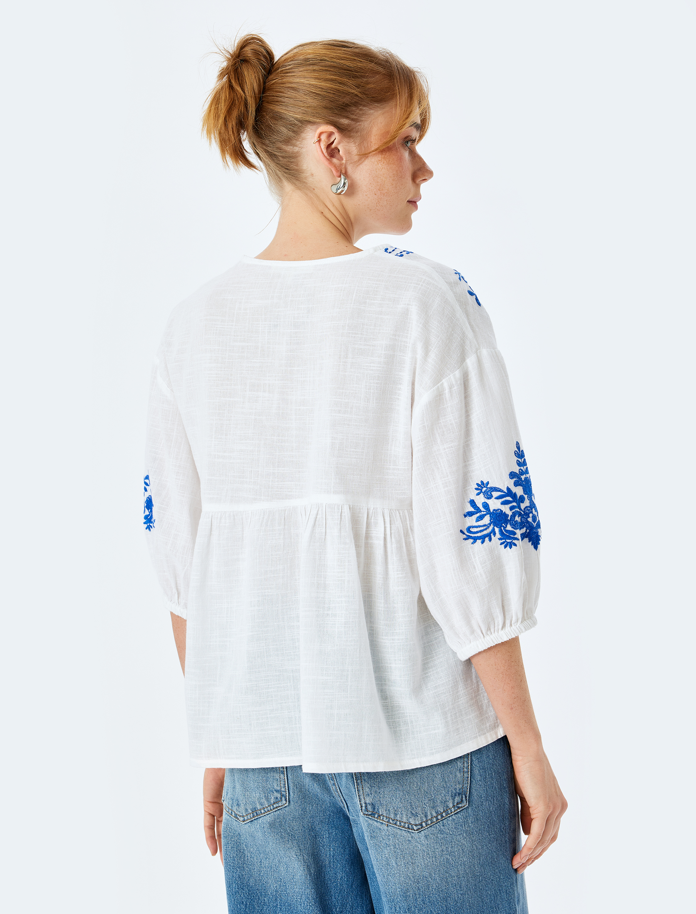   Pamuklu Etnik Desenli Nakışlı Kısa Balon Kollu V Yaka Bluz