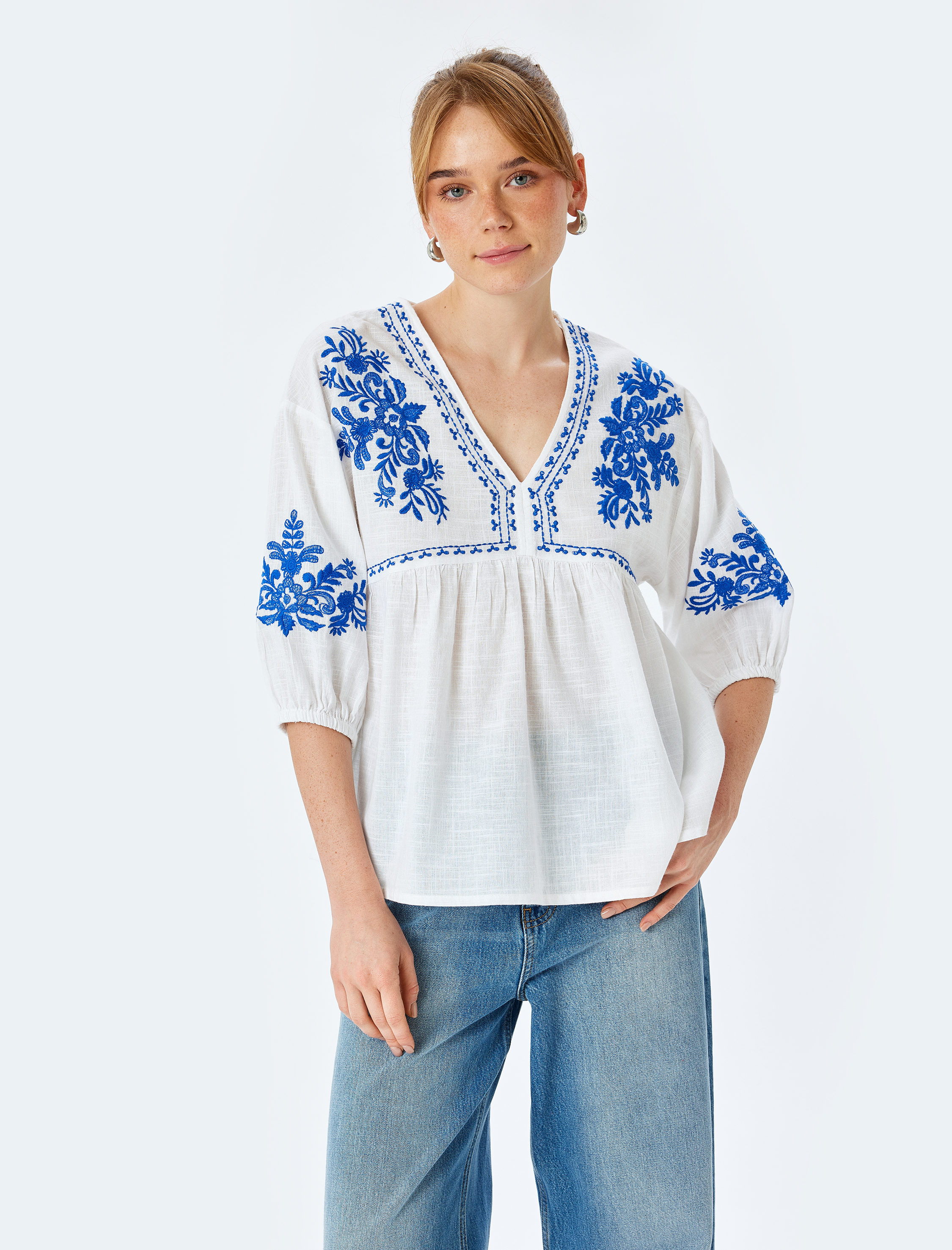   Pamuklu Etnik Desenli Nakışlı Kısa Balon Kollu V Yaka Bluz