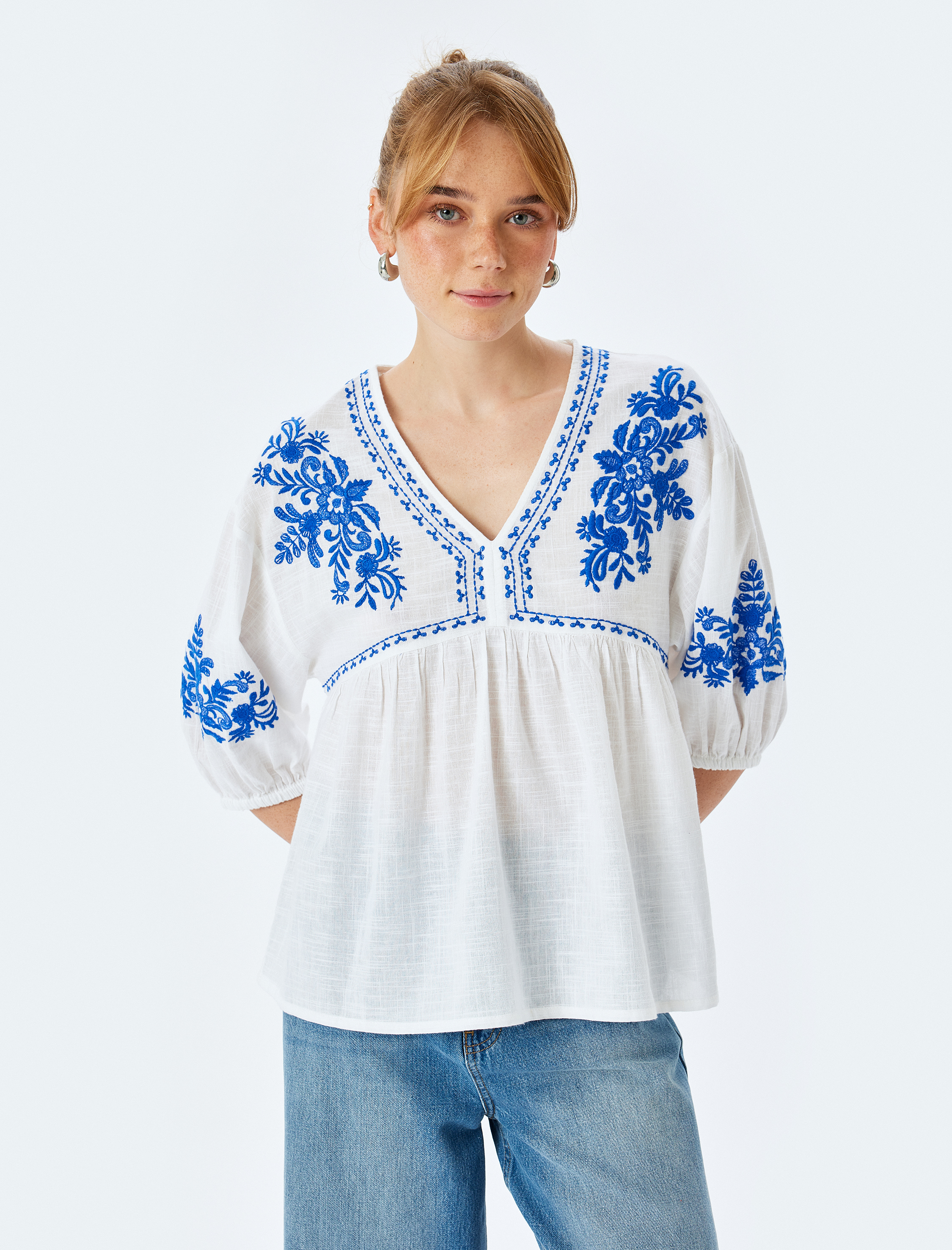   Pamuklu Etnik Desenli Nakışlı Kısa Balon Kollu V Yaka Bluz