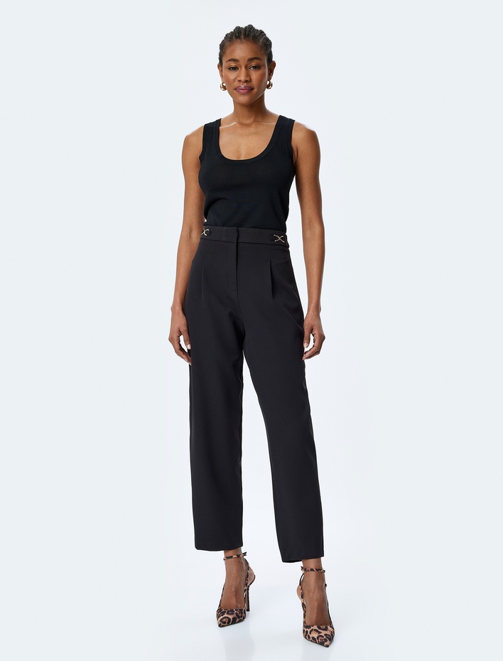  Metal Aksesuar Detaylı Havuç Kesim Kumaş Pantolon