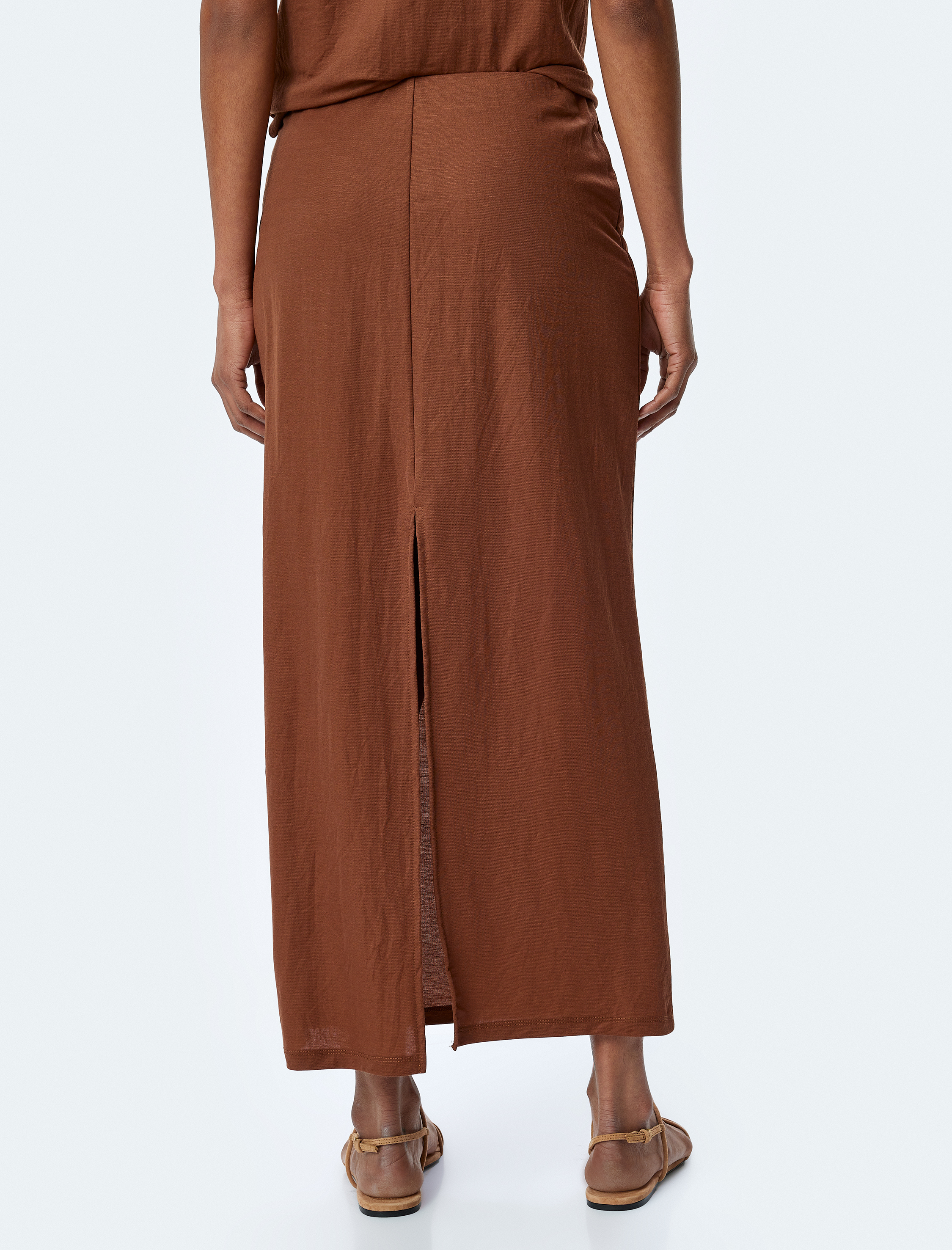   Arkadan Yırtmaç Detaylı Yüksek Bel Viskon Midi Etek