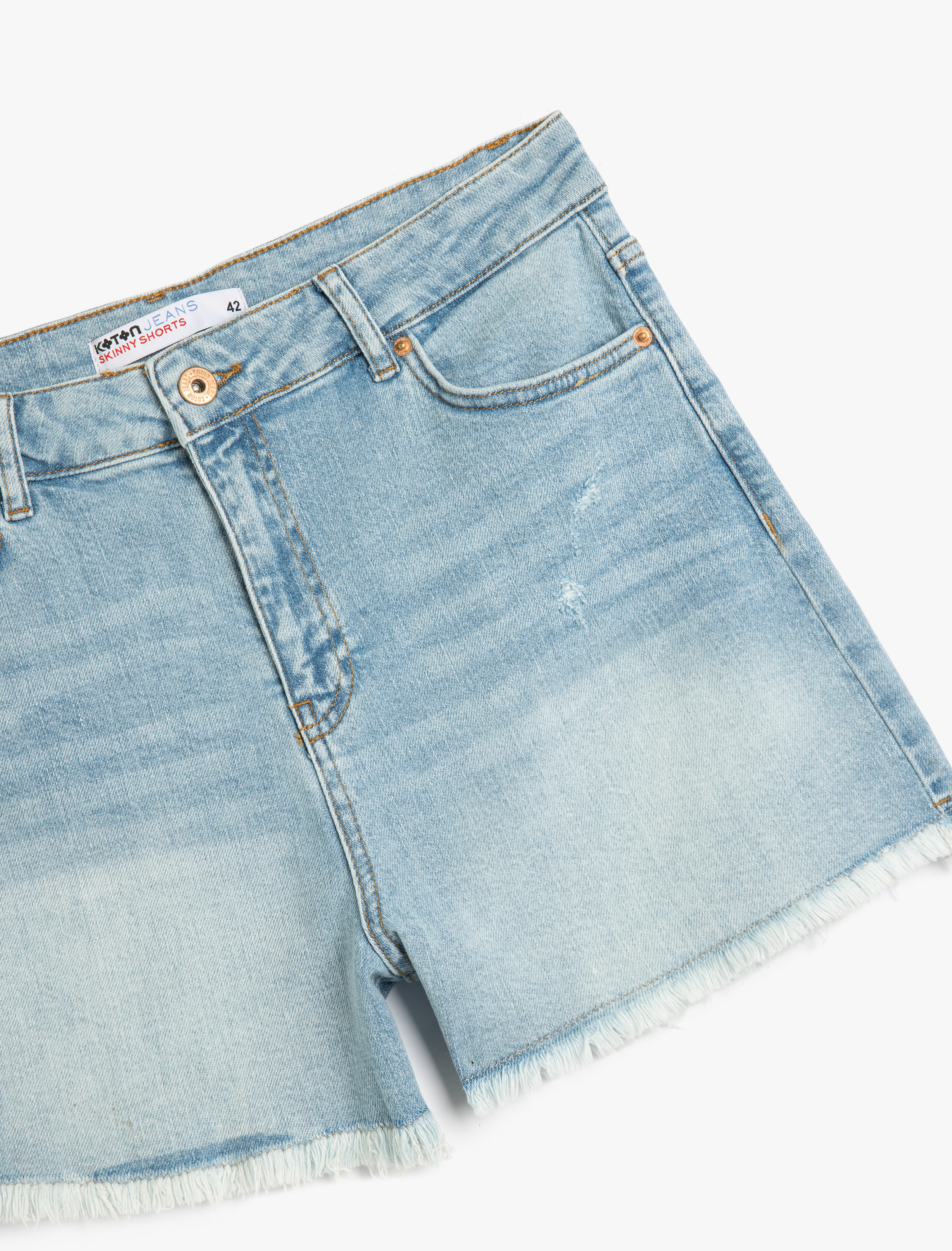   Rahat Kesim Yıpratma Detaylı Denim Şort