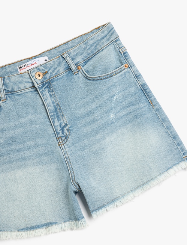 Rahat Kesim Yıpratma Detaylı Denim Şort_2