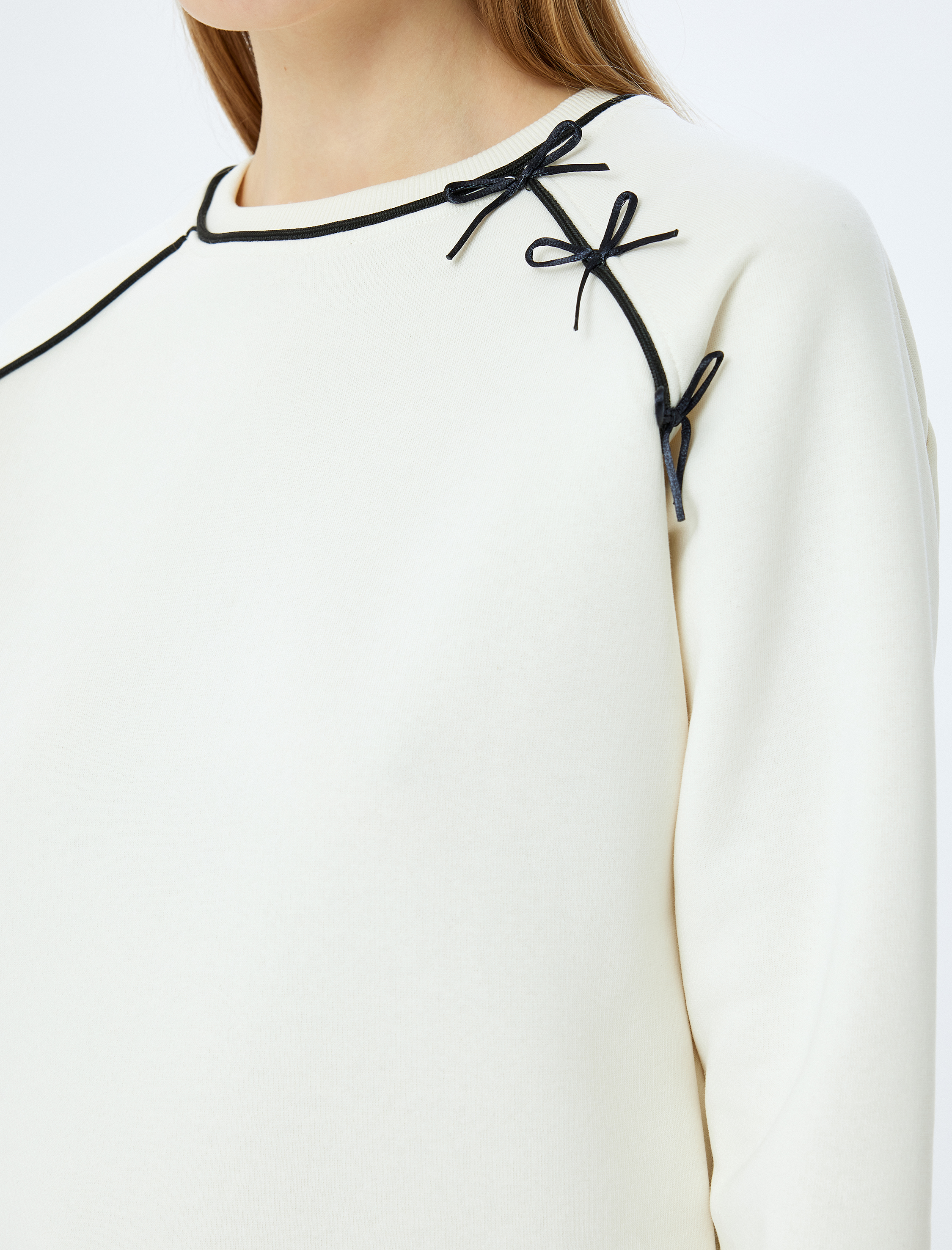   Şardonlu Fiyonklu Bisiklet Yaka Uzun Kollu Sweatshirt