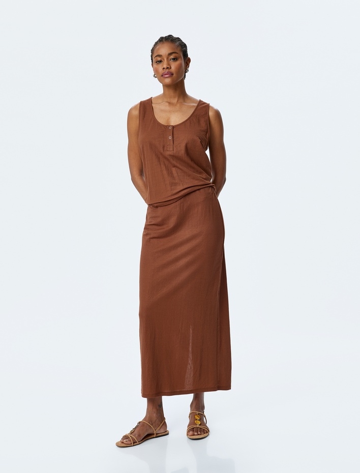  Düğme Detaylı Viskon Kumaş Karışımlı U Yaka Kolsuz Tişört