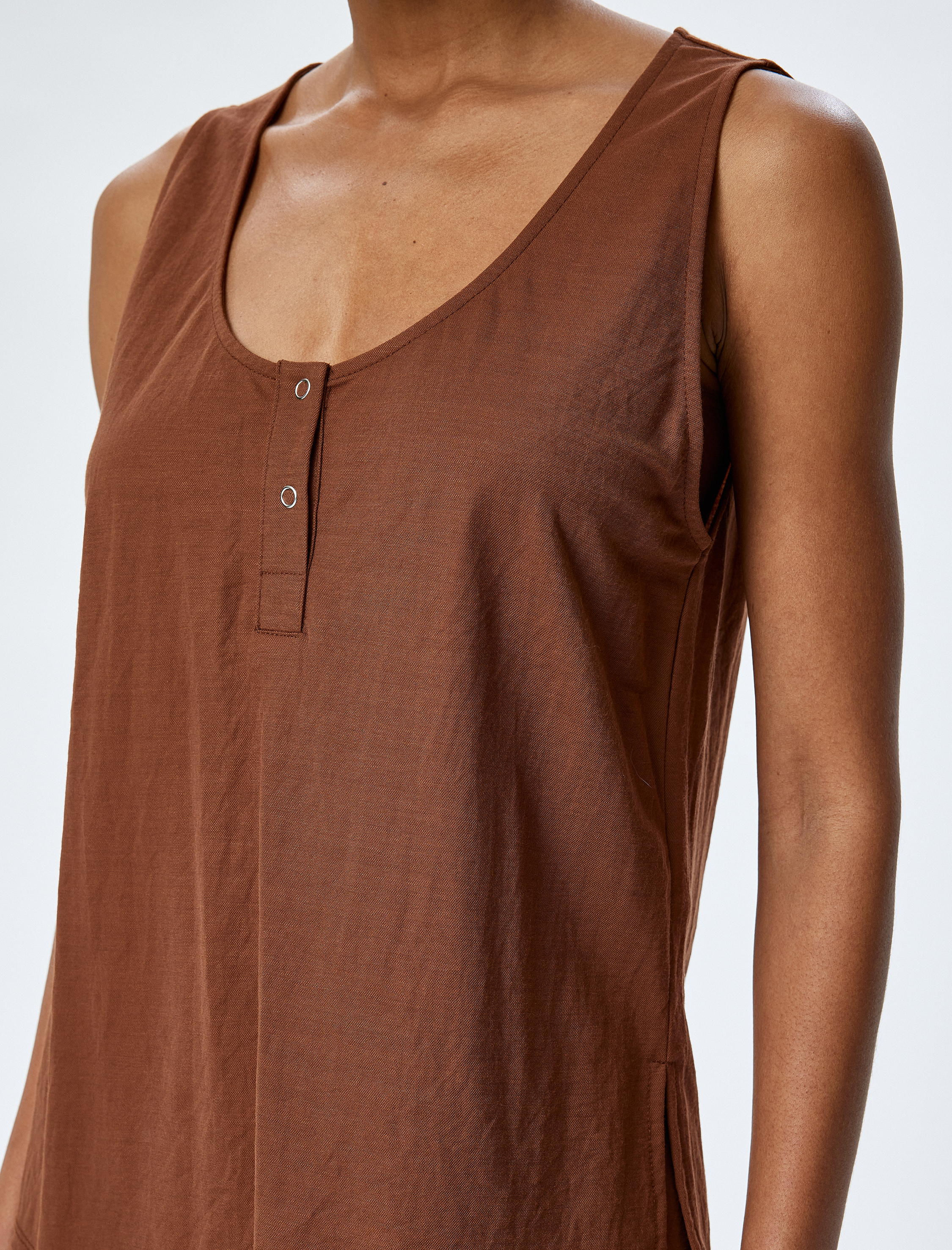   Düğme Detaylı Viskon Kumaş Karışımlı U Yaka Kolsuz Tişört