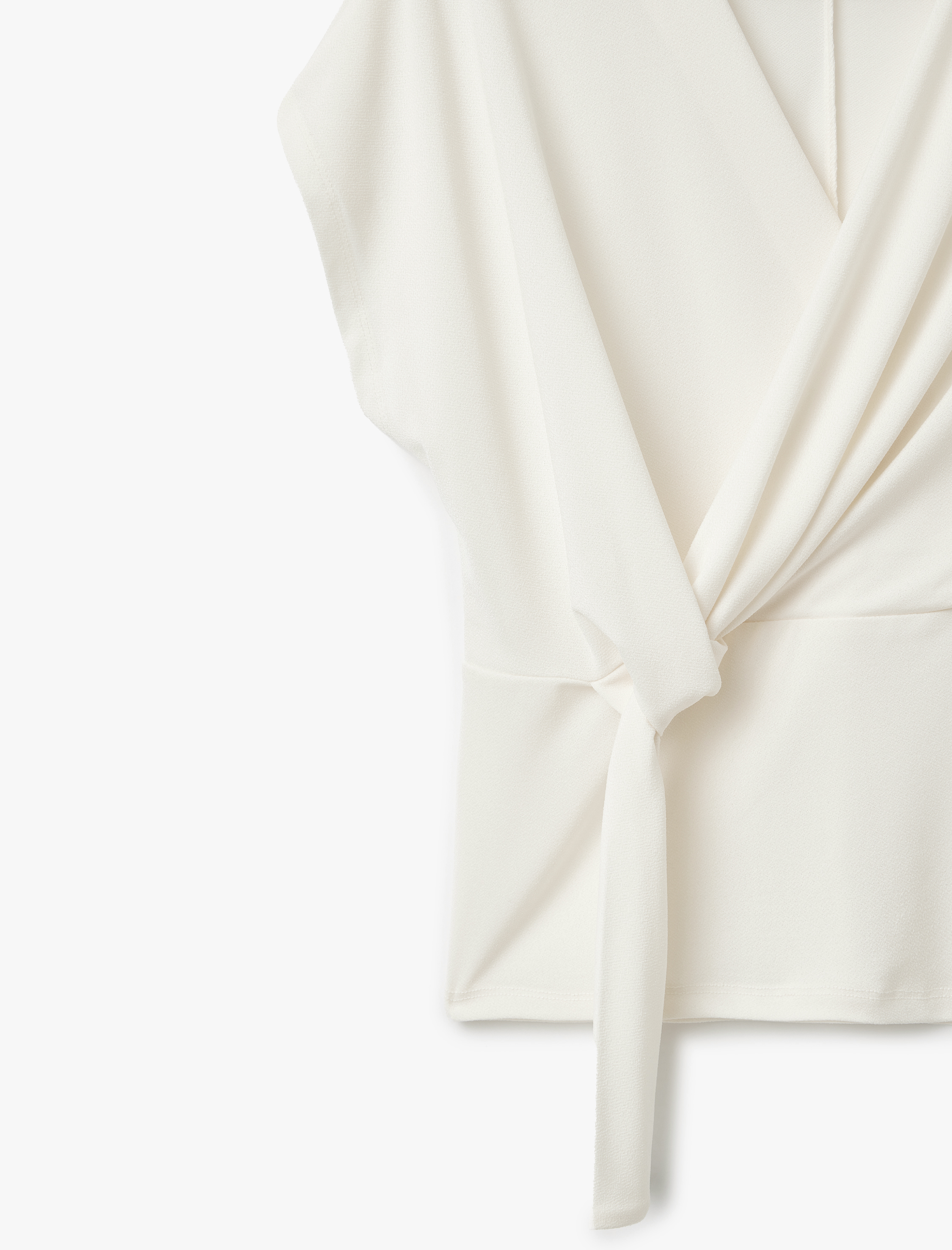   V Yaka Düğüm Detaylı Kolsuz Kruvaze Bluz