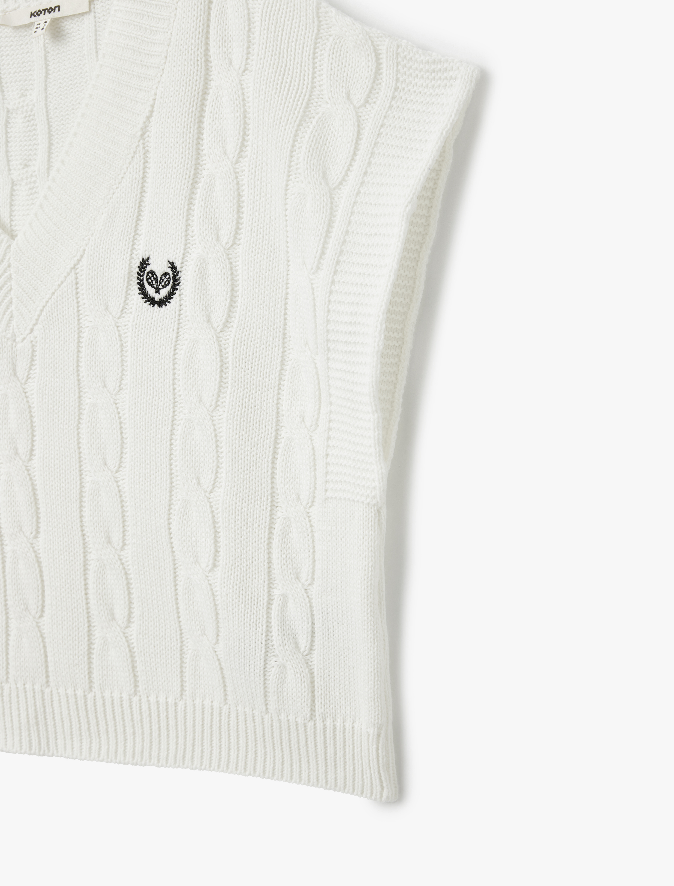   Nakış Detaylı V Yaka Oversize Saç Örgü Süveter