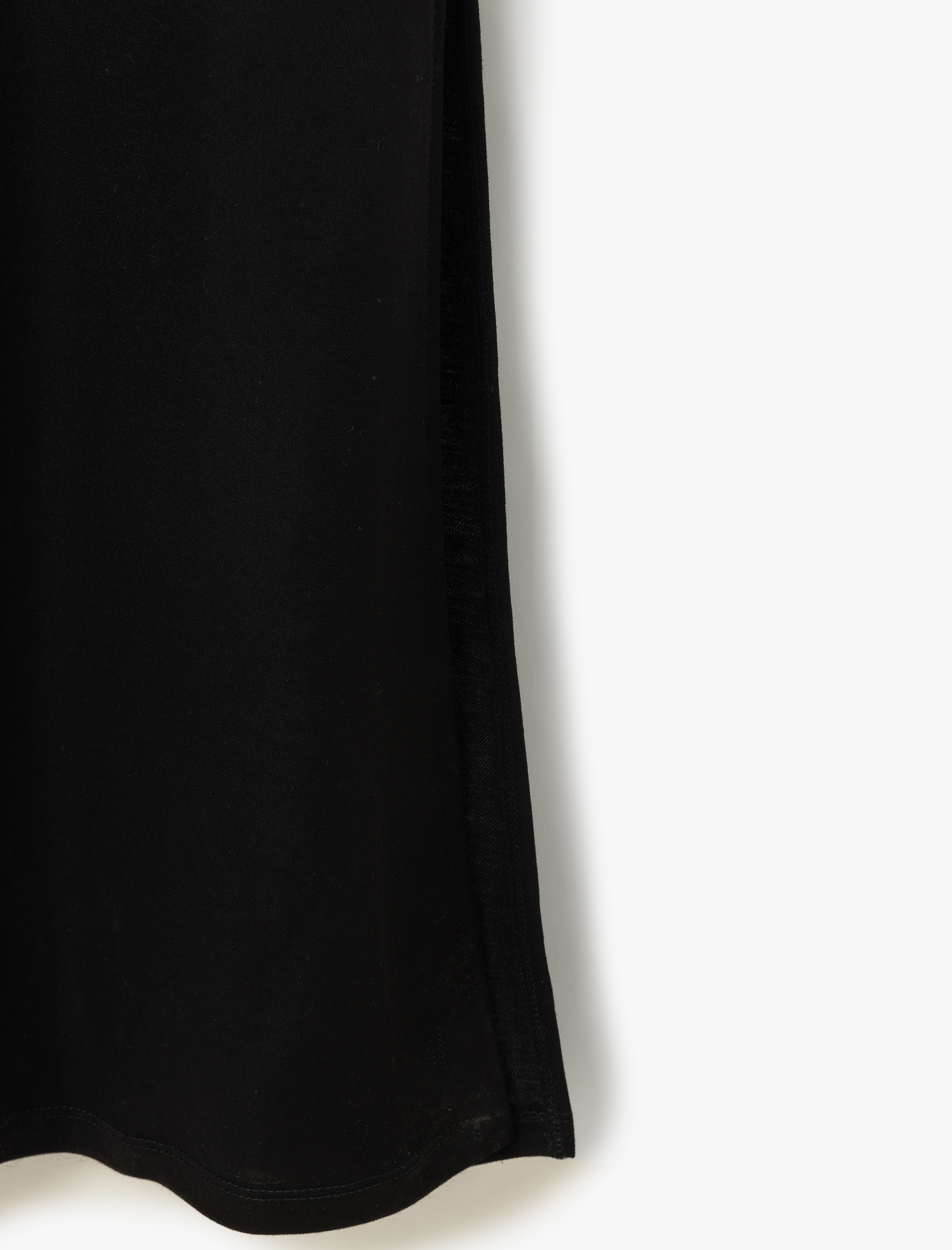   Kolsuz Metal Aksesuar Detaylı Yırtmaçlı V Yaka Midi Viskon Elbise