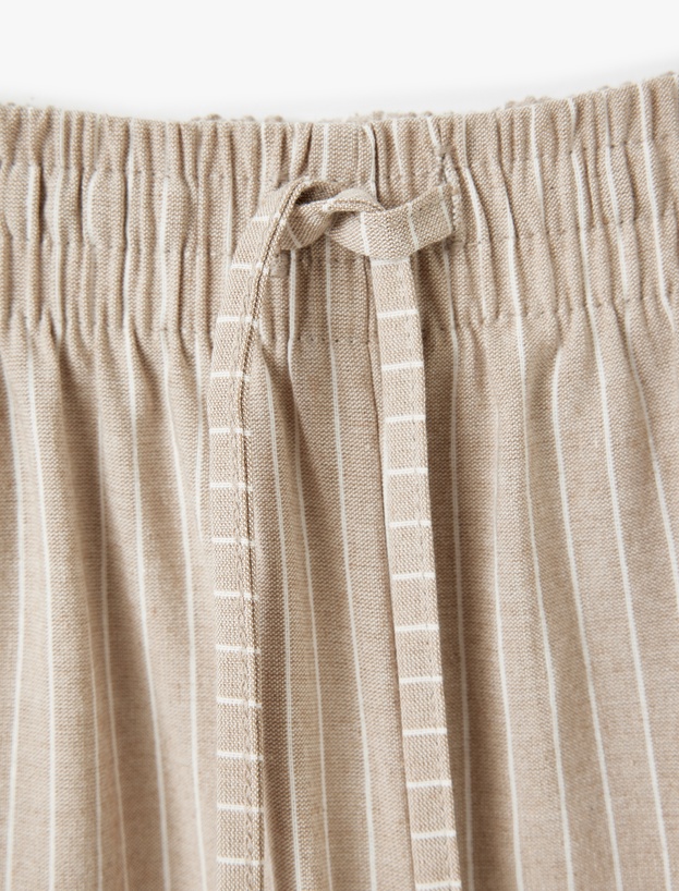 Viskon Karışımlı Beli Bağcıklı Çizgili Bol Paça Pantolon_5