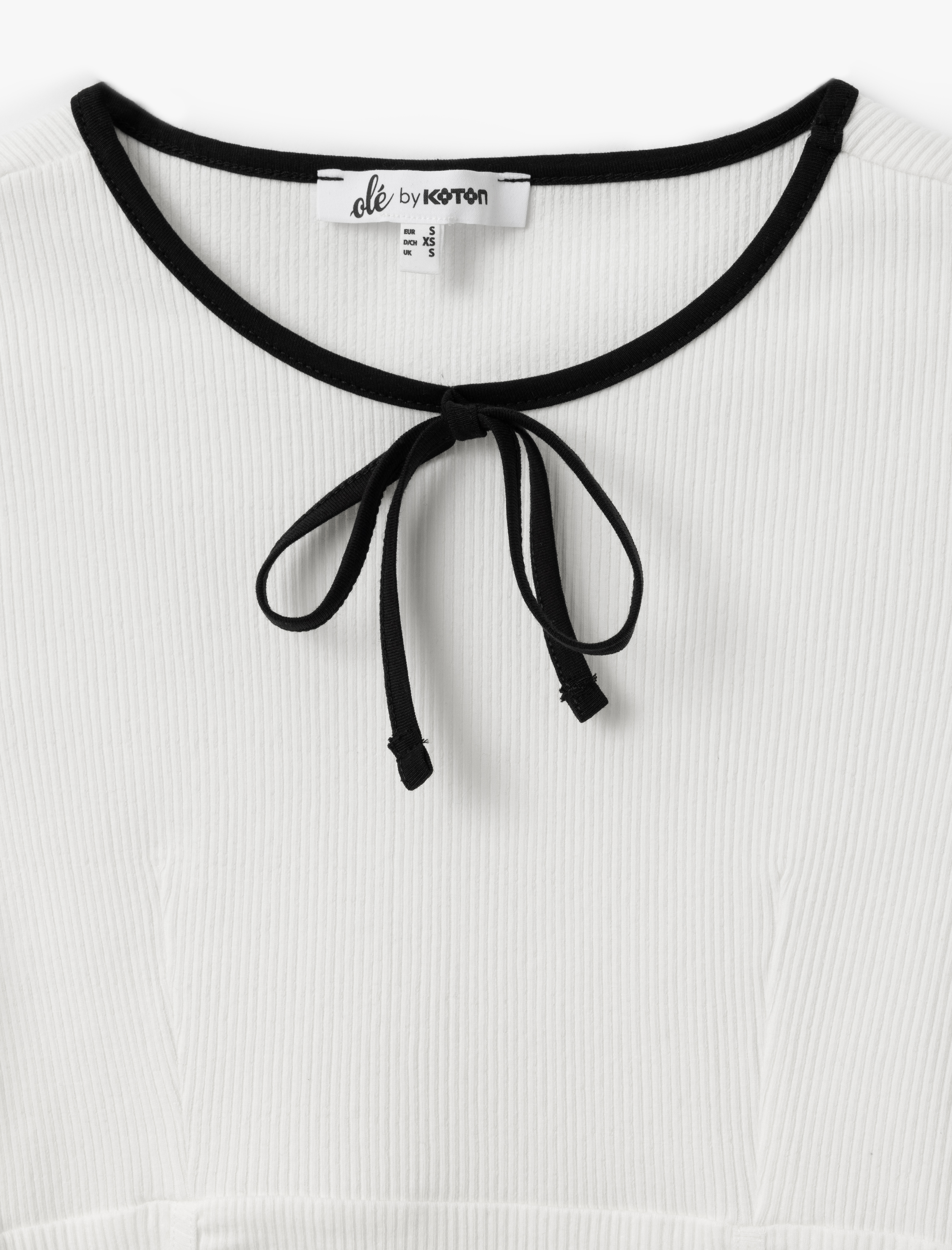   Biyeli Kısa Kollu Bisiklet Yaka Fiyonklu Crop Tişört