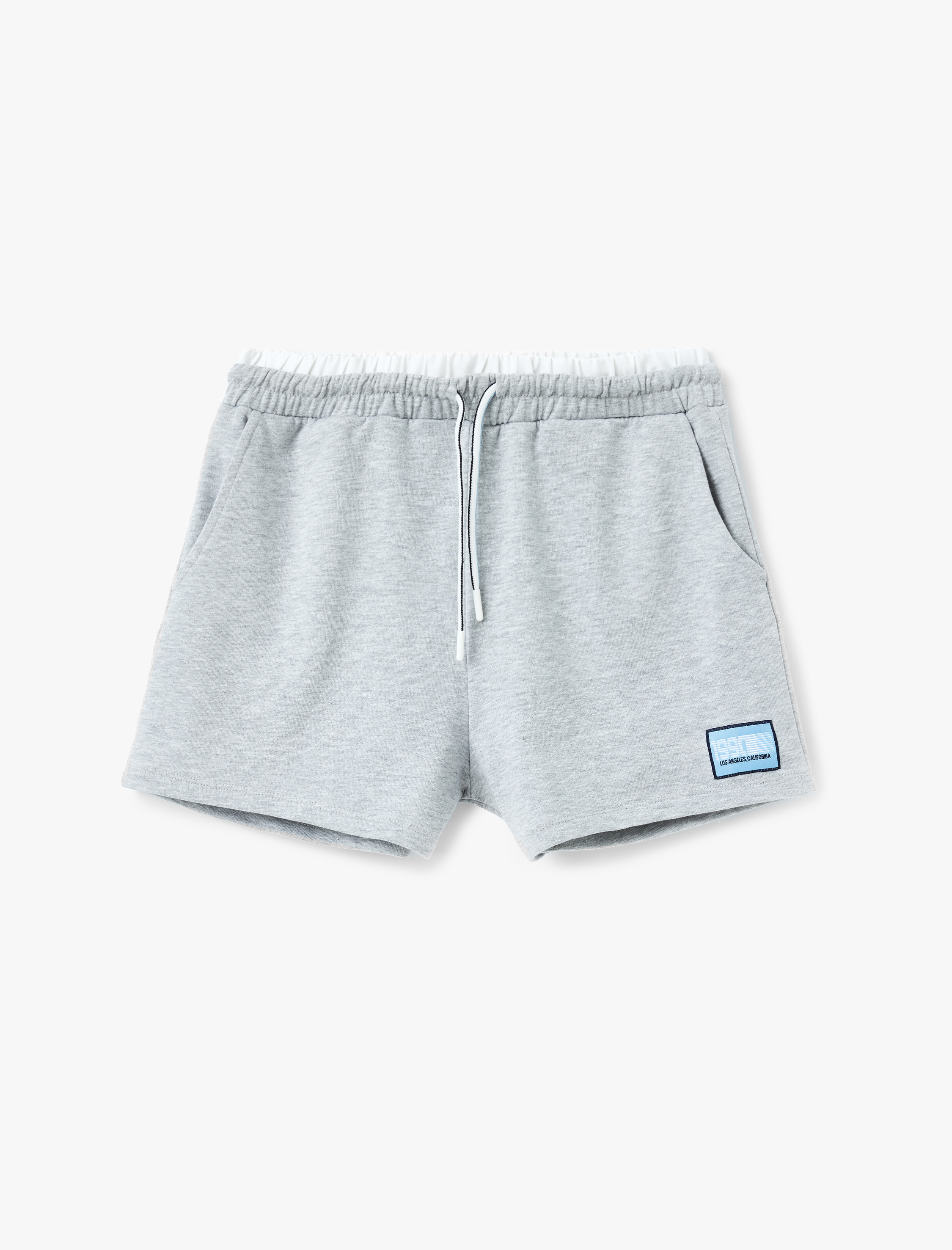   Çift Bel Detaylı Bağcıklı Etiket Baskılı Cepli Mini Spor Şort