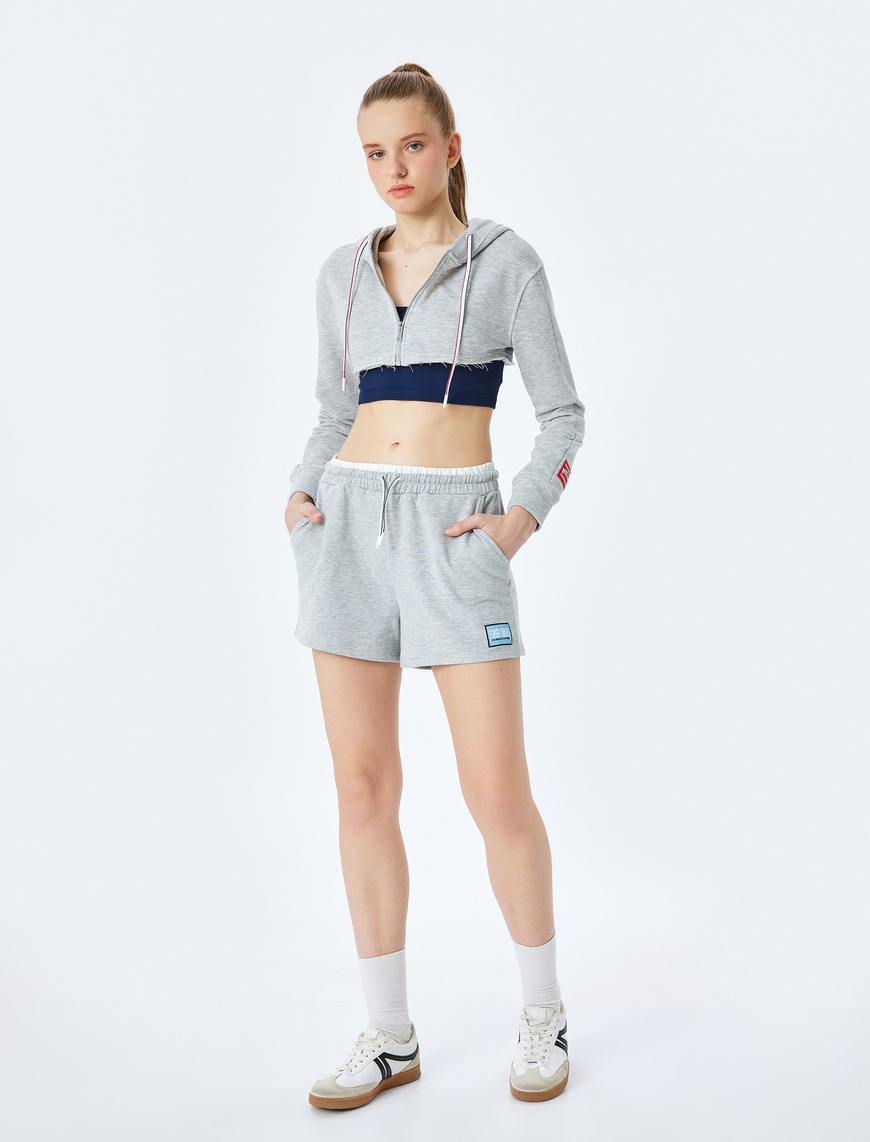   Çift Bel Detaylı Bağcıklı Etiket Baskılı Cepli Mini Spor Şort