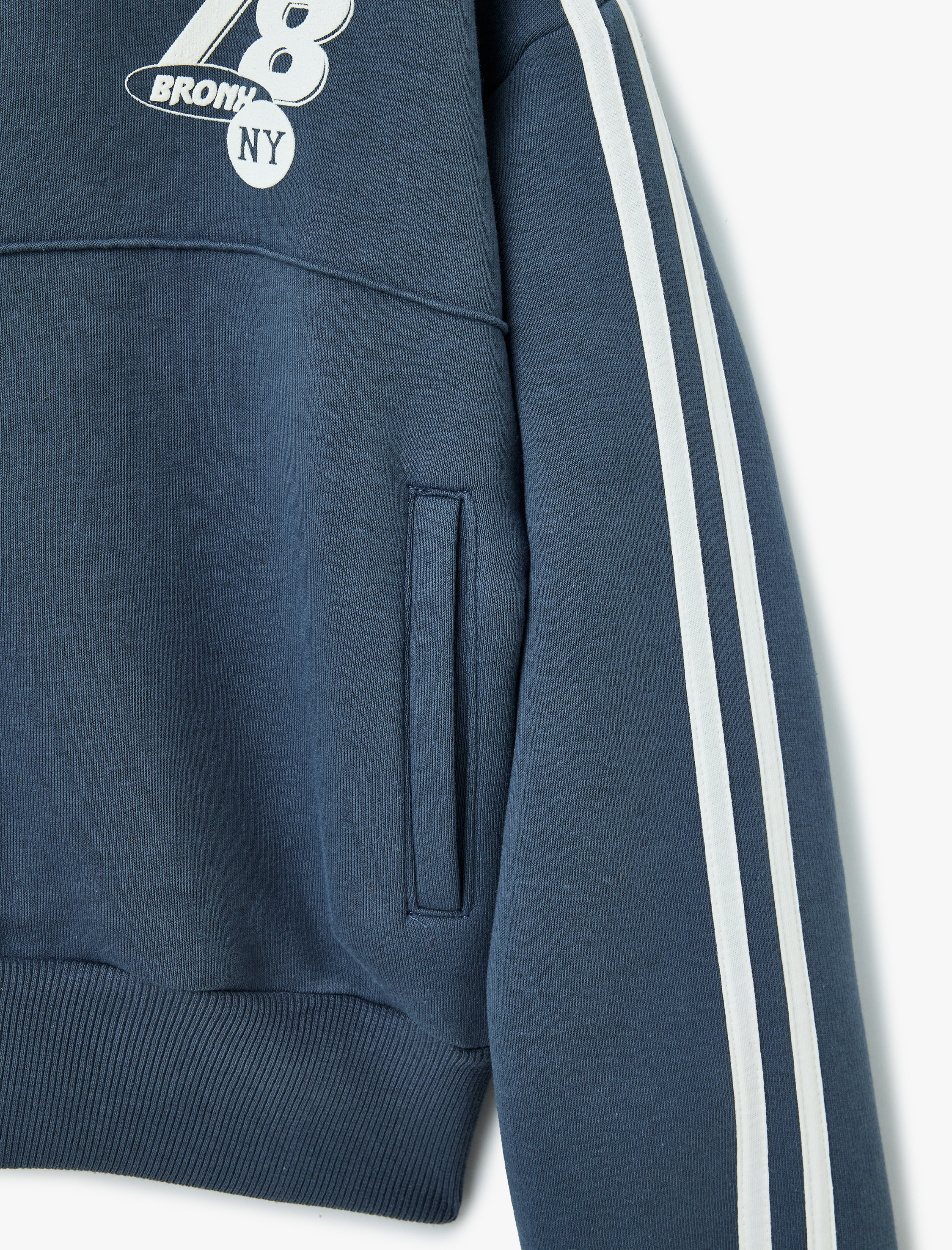   Şardonlu Fermuarlı Cepli Biyeli Kolej Baskılı Sweatshirt