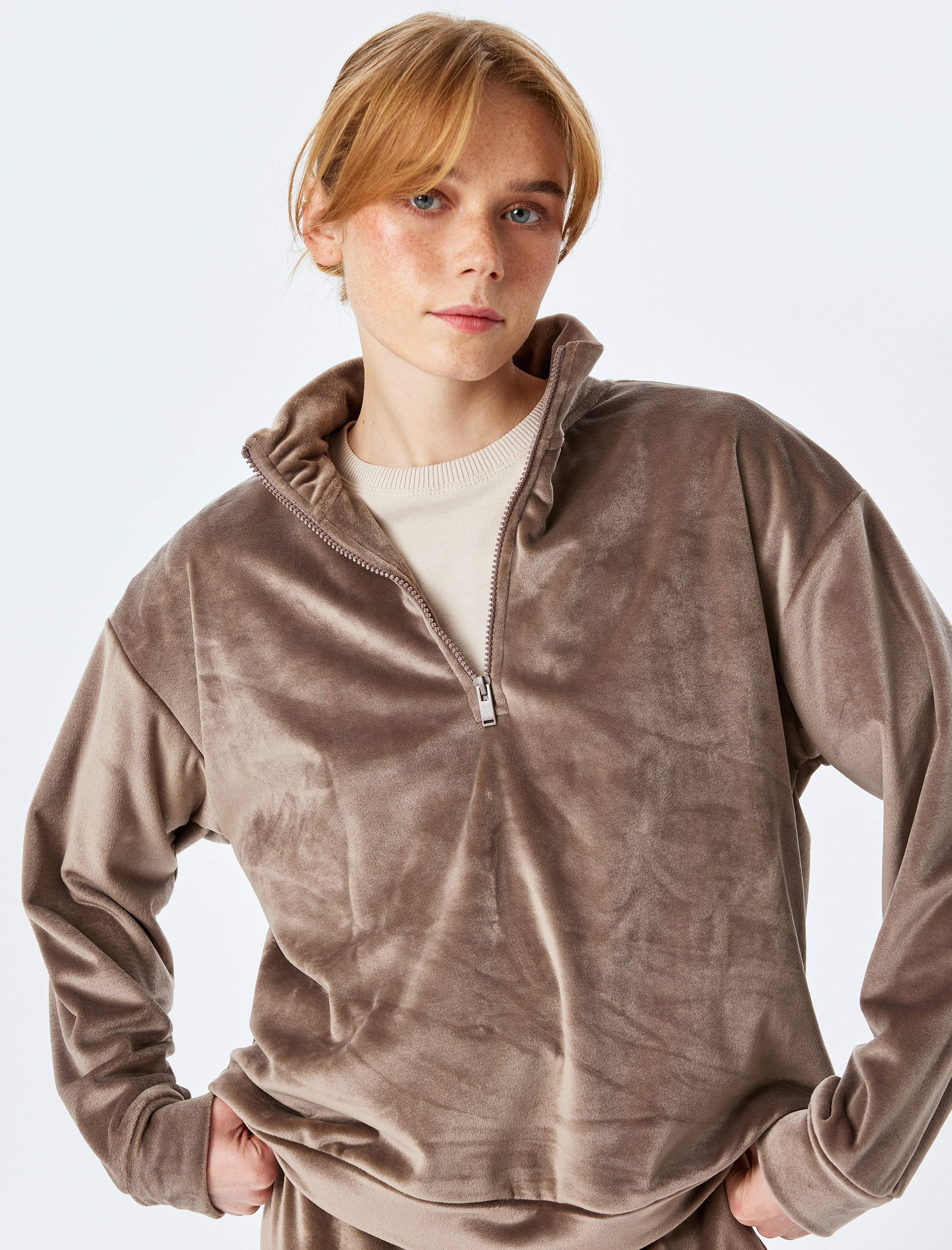   Sıcak Tutan Uzun Kollu Dik Yaka Yarım Fermuar Detaylı Kadife Pijama Üstü