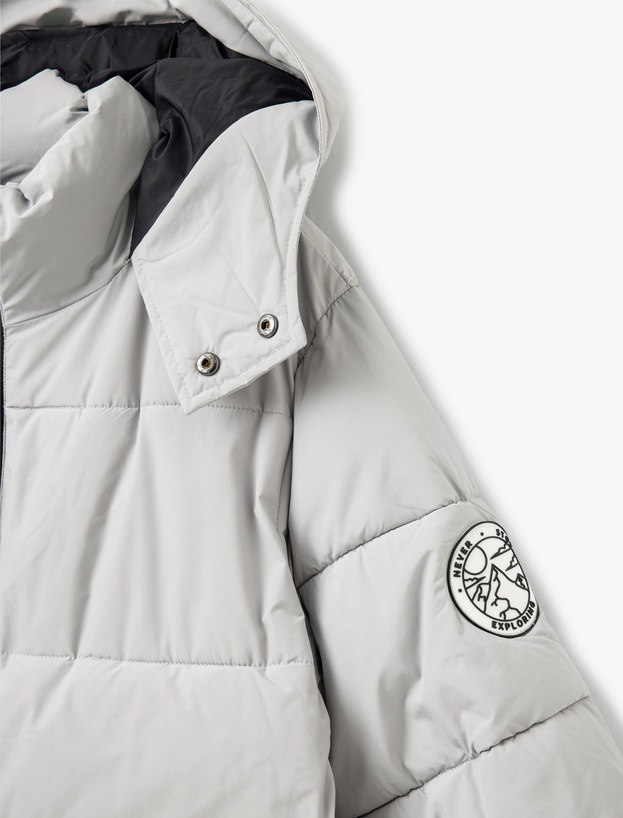 Baskılı Kapaklı Cep Detaylı Slim Fit Kapüşonlu Şişme Mont_2