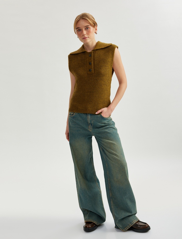  Yarım Düğme Detaylı Kolsuz Polo Yaka Süveter