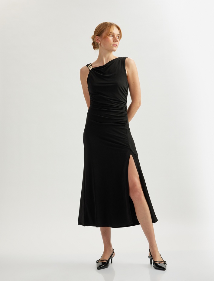  Metal Aksesuarlı Kolsuz Degaje Yaka Uzun A Kesim Drapeli Elbise