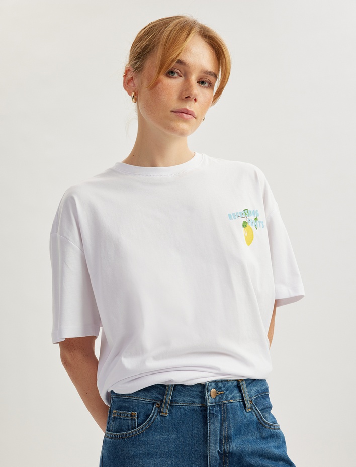  Pamuklu Kısa Kollu Bisiklet Yaka Arkası Limon Baskılı Tişört