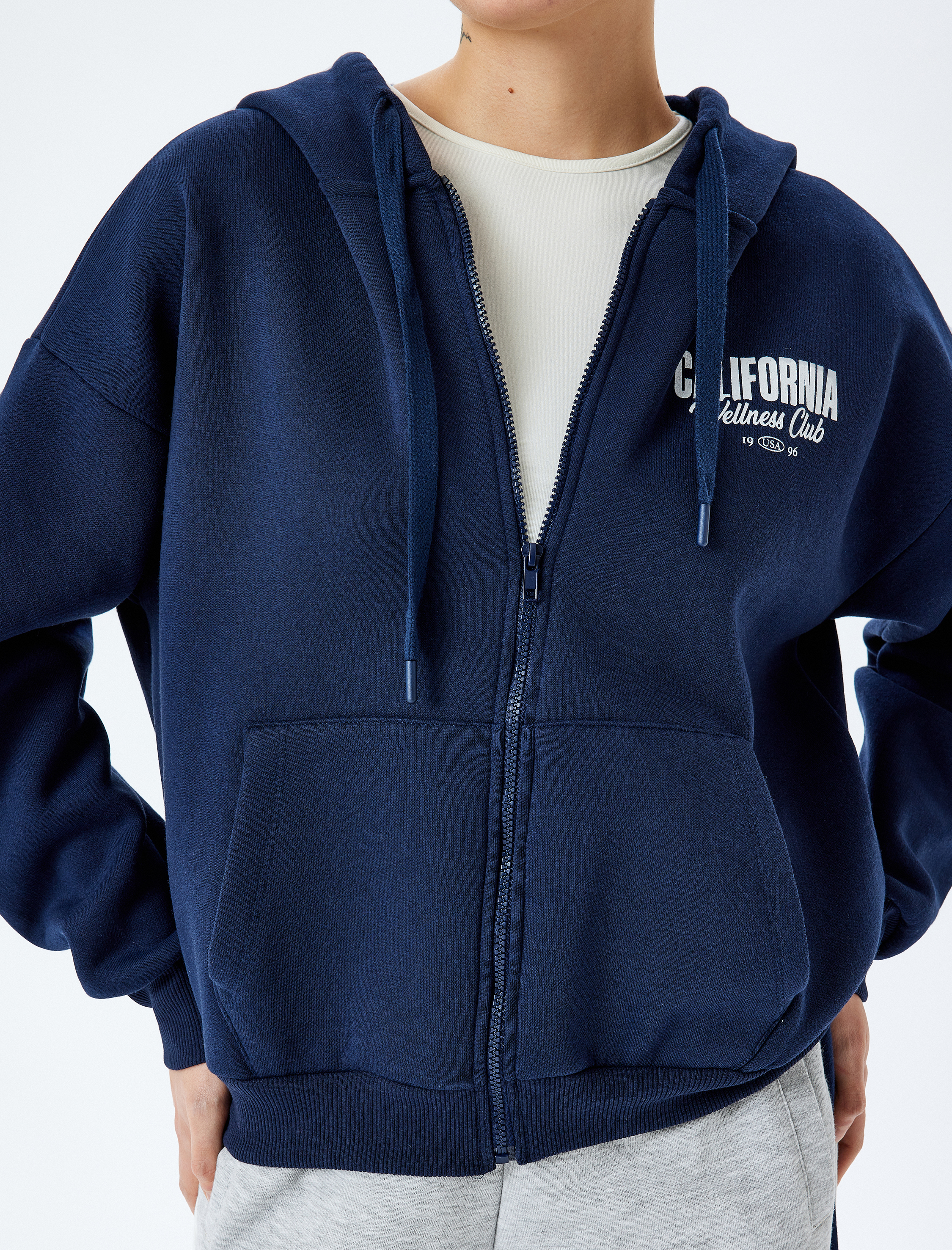   Şardonlu Kapüşonlu Fermuarlı Kolej Baskılı Kanguru Cepli Sweatshirt