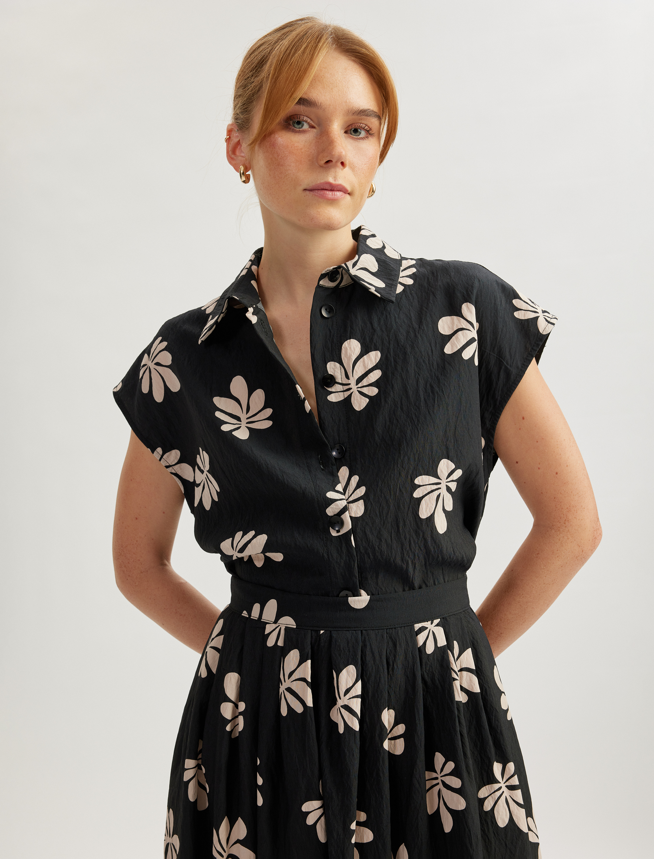   Rahat Kalıp Floral Desenli Kolsuz Viskon Gömlek