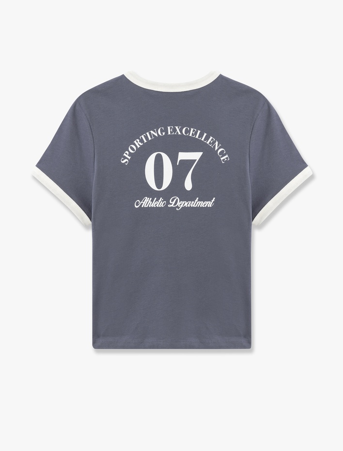  Arkası Kolej Baskılı Biyeli Kısa Kollu Bisiklet Yaka Tişört