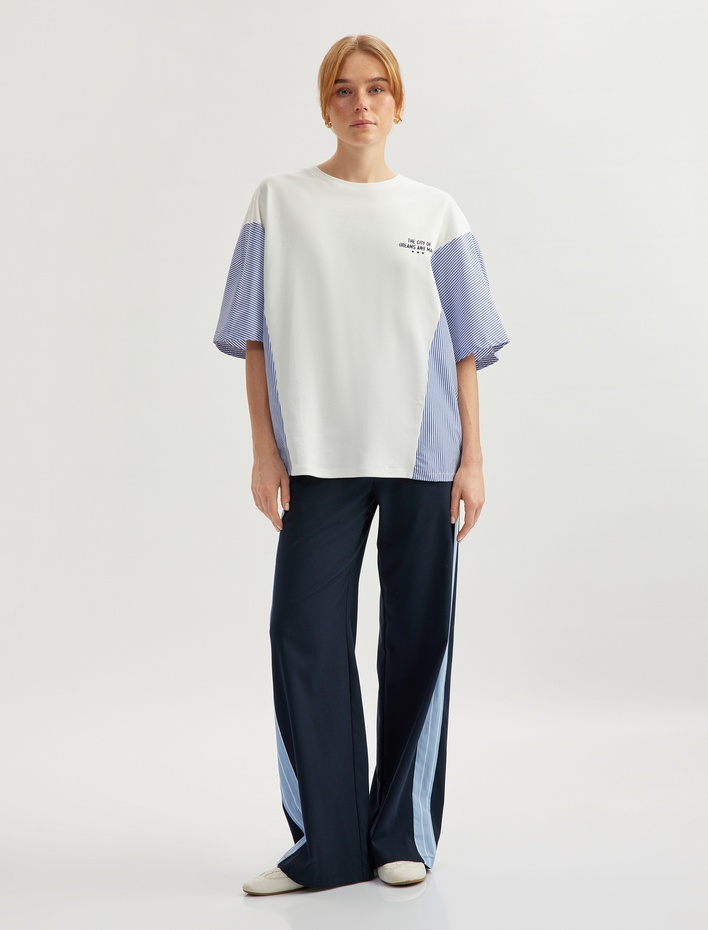  İki Farklı Kumaş Detaylı Arkası Baskılı Pamuklu Bisiklet Yaka Kısa Kollu Çizgili Tişört