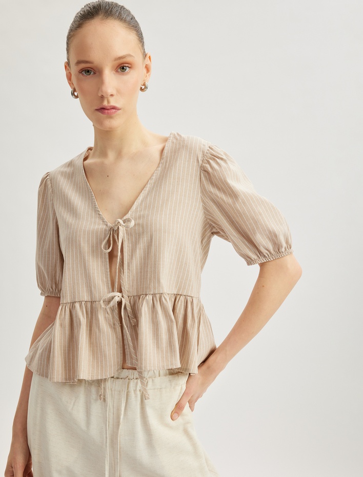  Bağcık Detaylı V Yaka Kısa Balon Kollu Çizgili Bluz