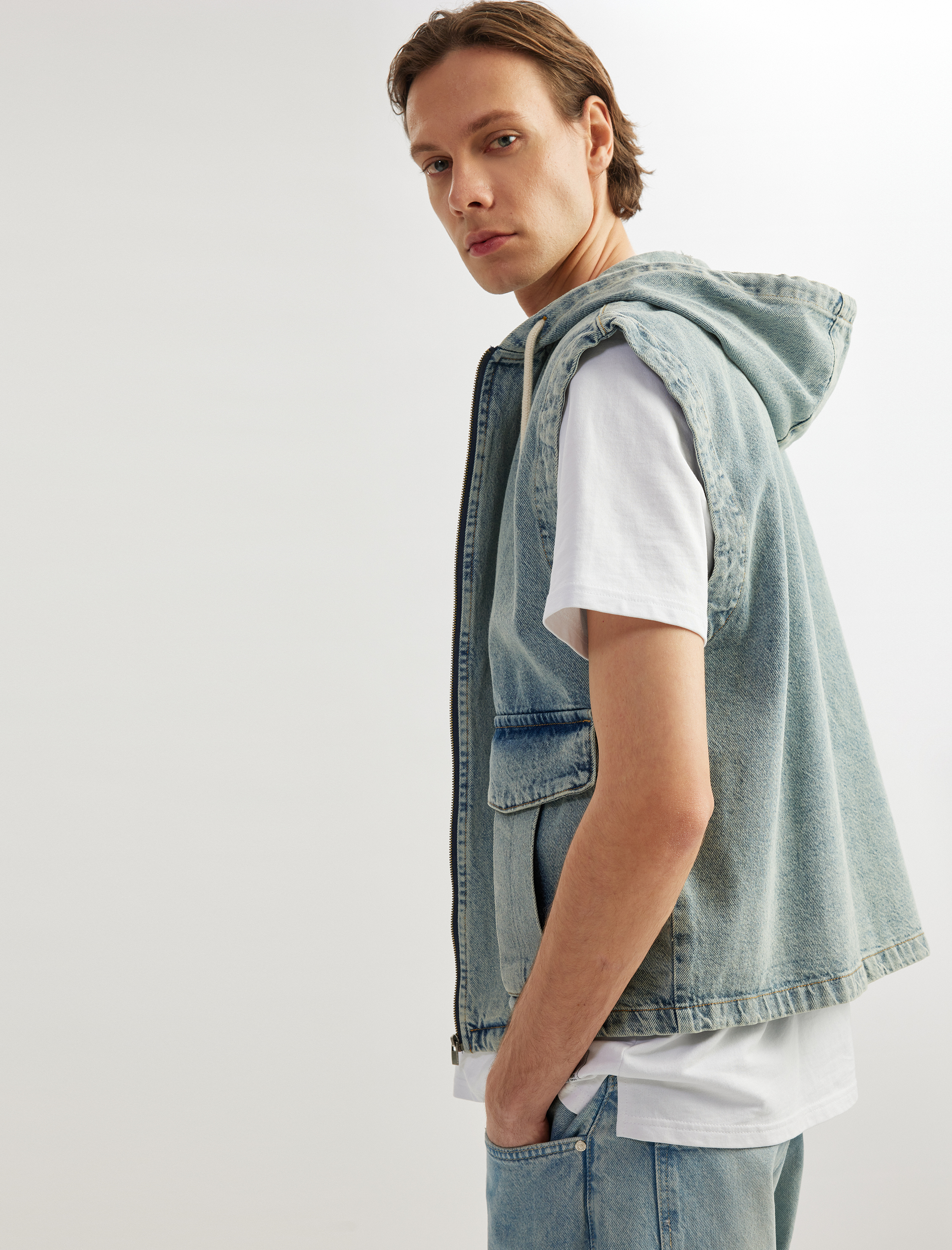 Koton Erkek Kapüşonlu Fermuarlı Kapaklı Cepli Oversize Pamuklu Kolsuz Denim Yelek -1