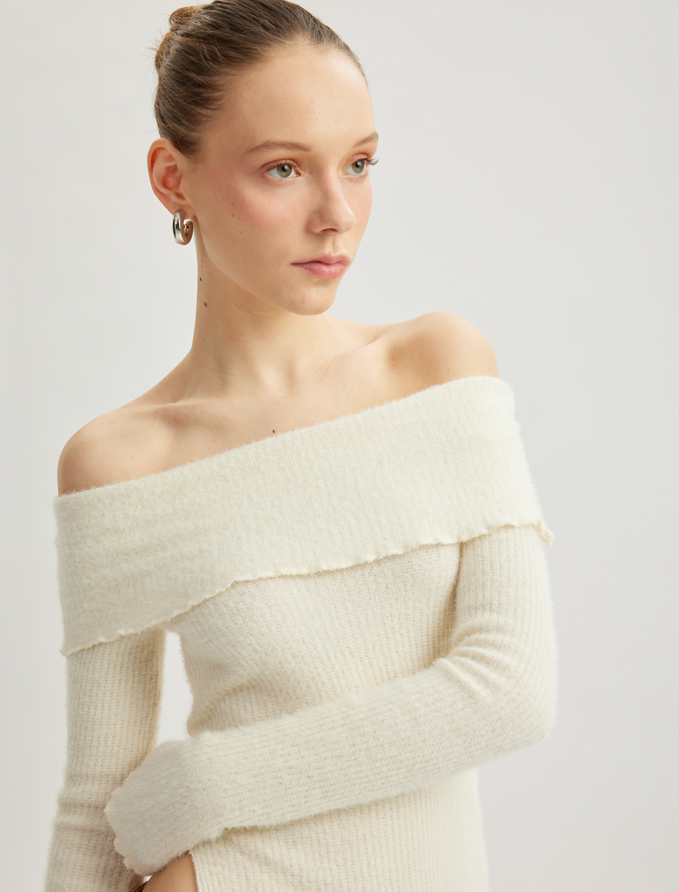 Madonna Yaka Omzu Açık Uzun Kollu Yırtmaç Detaylı Tişört