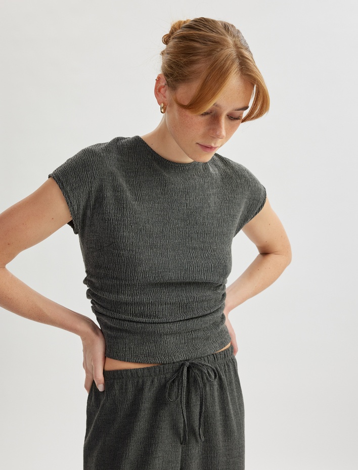  Drape Detaylı Kısa Yarasa Kollu Bisiklet Yaka Slim Fit Dokulu Tişört
