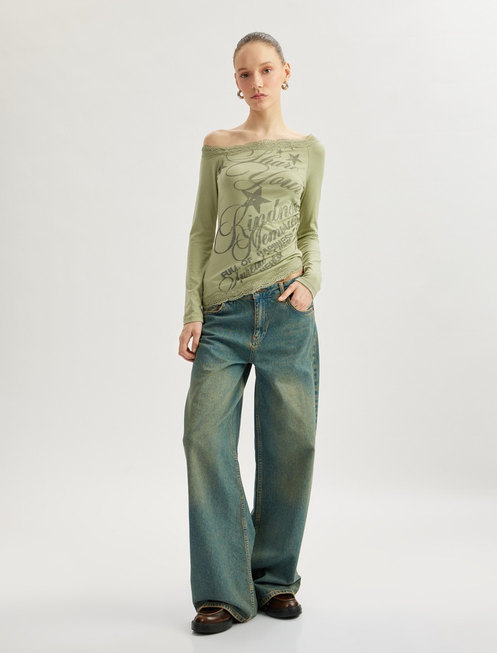  Asimetrik Yaka Uzun Kollu Omzu Açık Baskılı Dantelli Tişört