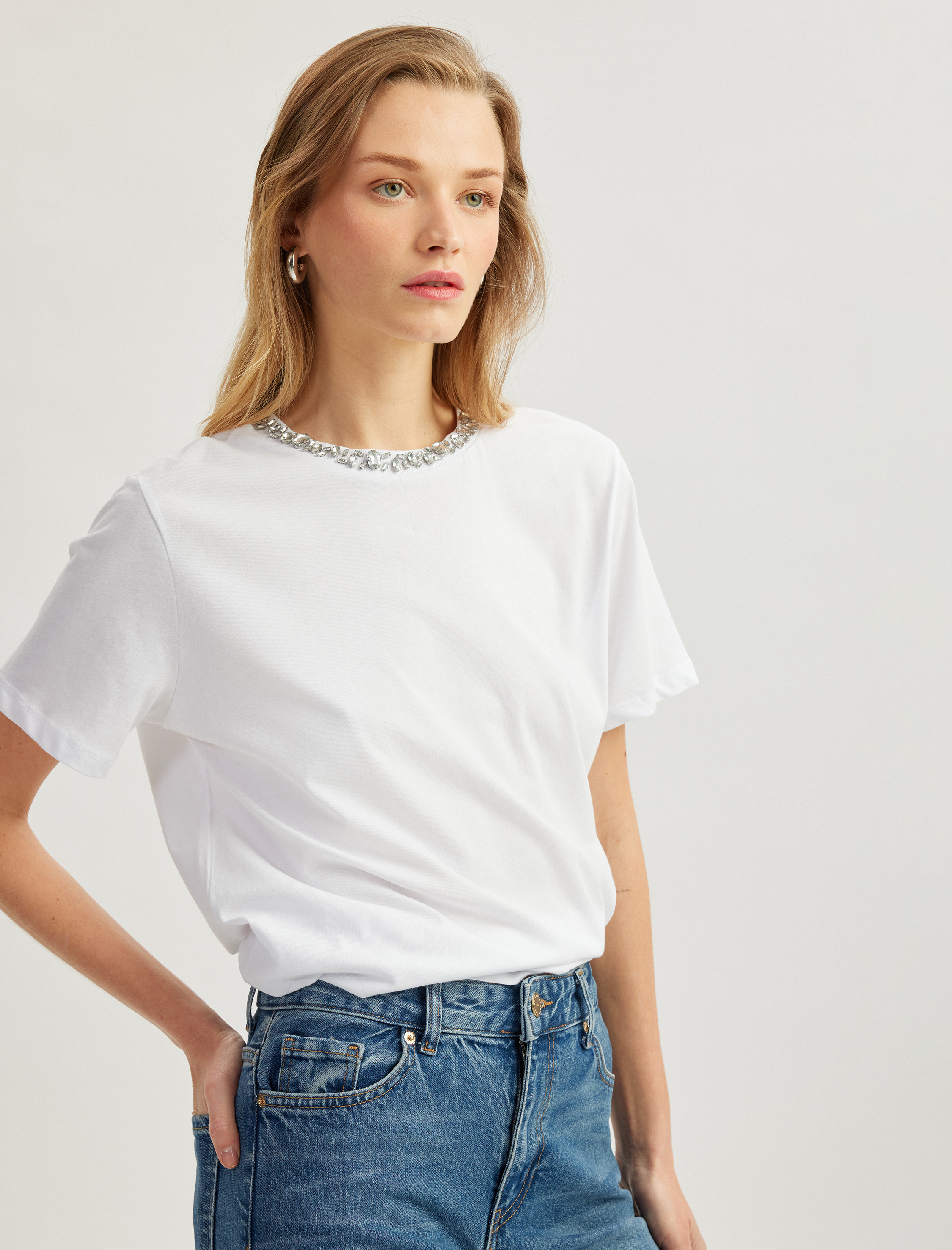   Pamuklu Kısa Kollu Bisiklet Yaka Taşlı Tişört