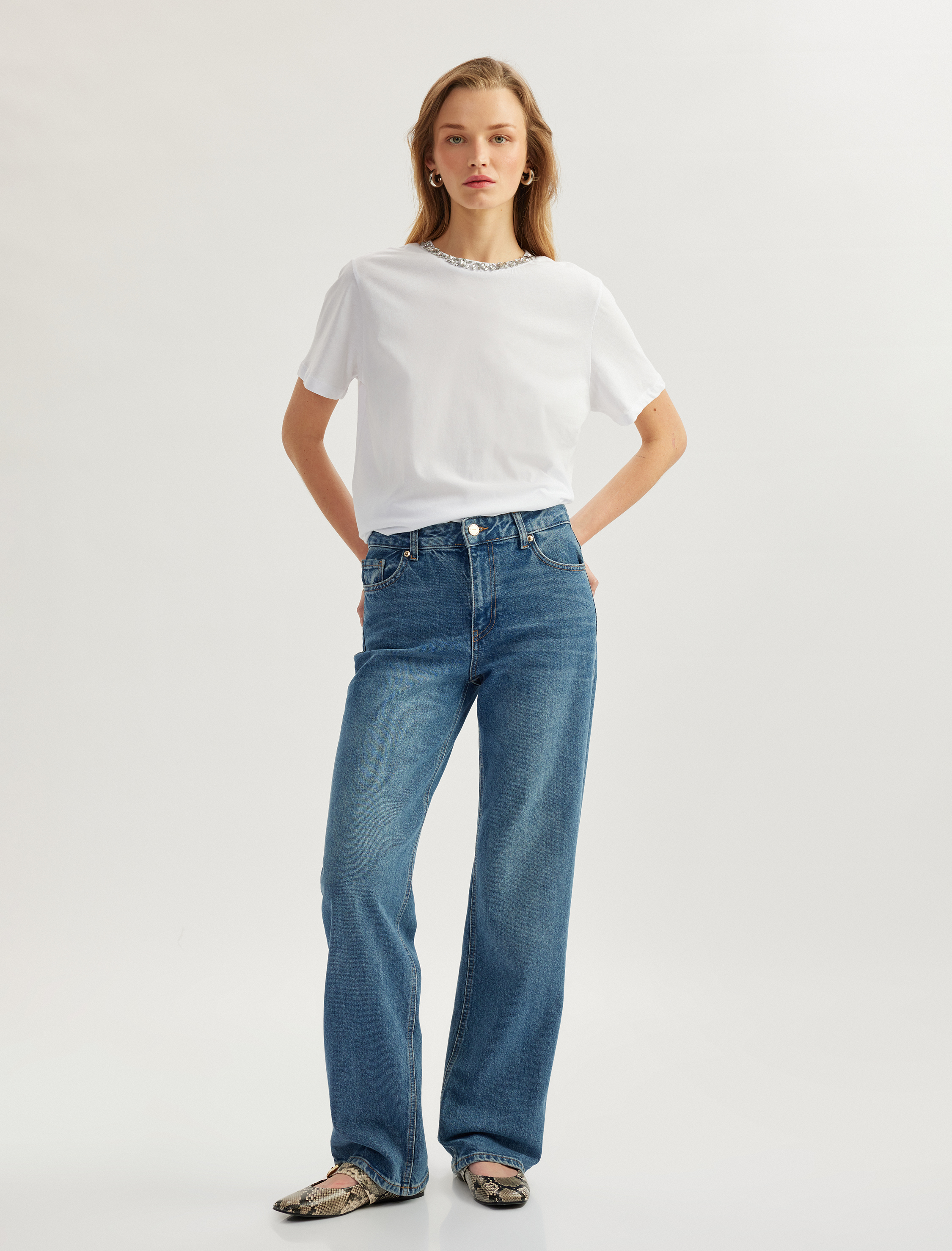   Pamuklu Kısa Kollu Bisiklet Yaka Taşlı Tişört