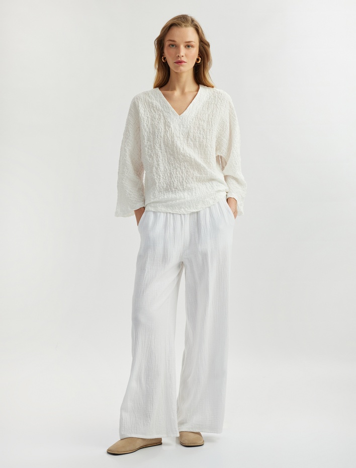  Pamuklu 3/4 Geniş Kol Dokulu V Yaka Bluz