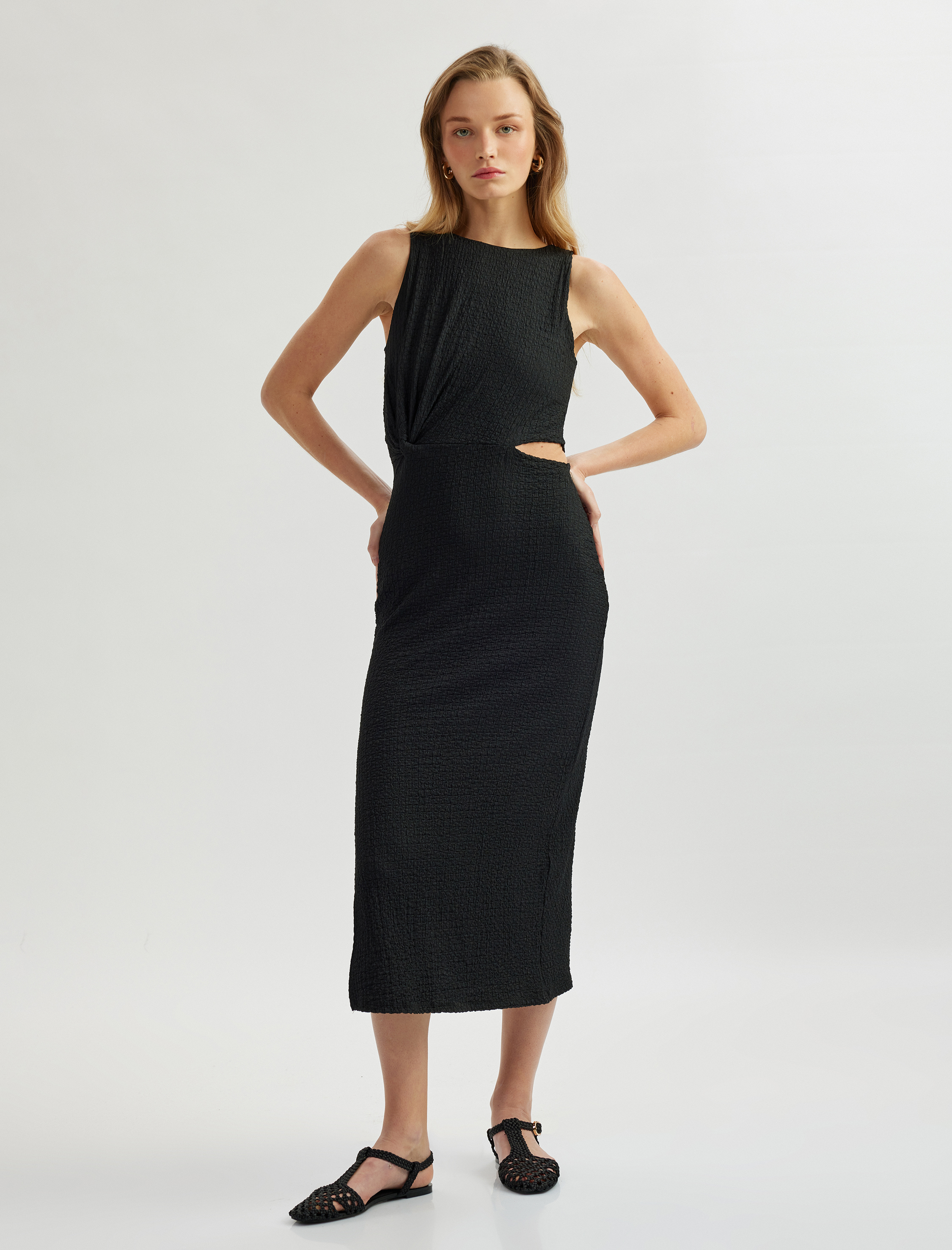   Pencere Detaylı Yuvarlak Yaka Yırtmaçlı Kolsuz Midi Boy Kalem Elbise