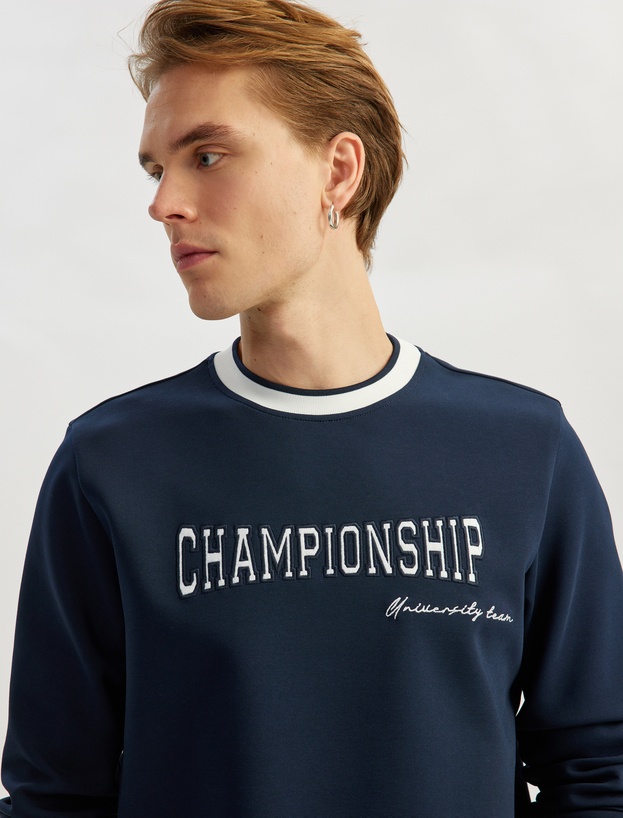 Bisiklet Yaka Pamuk Karışımlı Şerit Detaylı Slogan Baskılı Sweatshirt_0