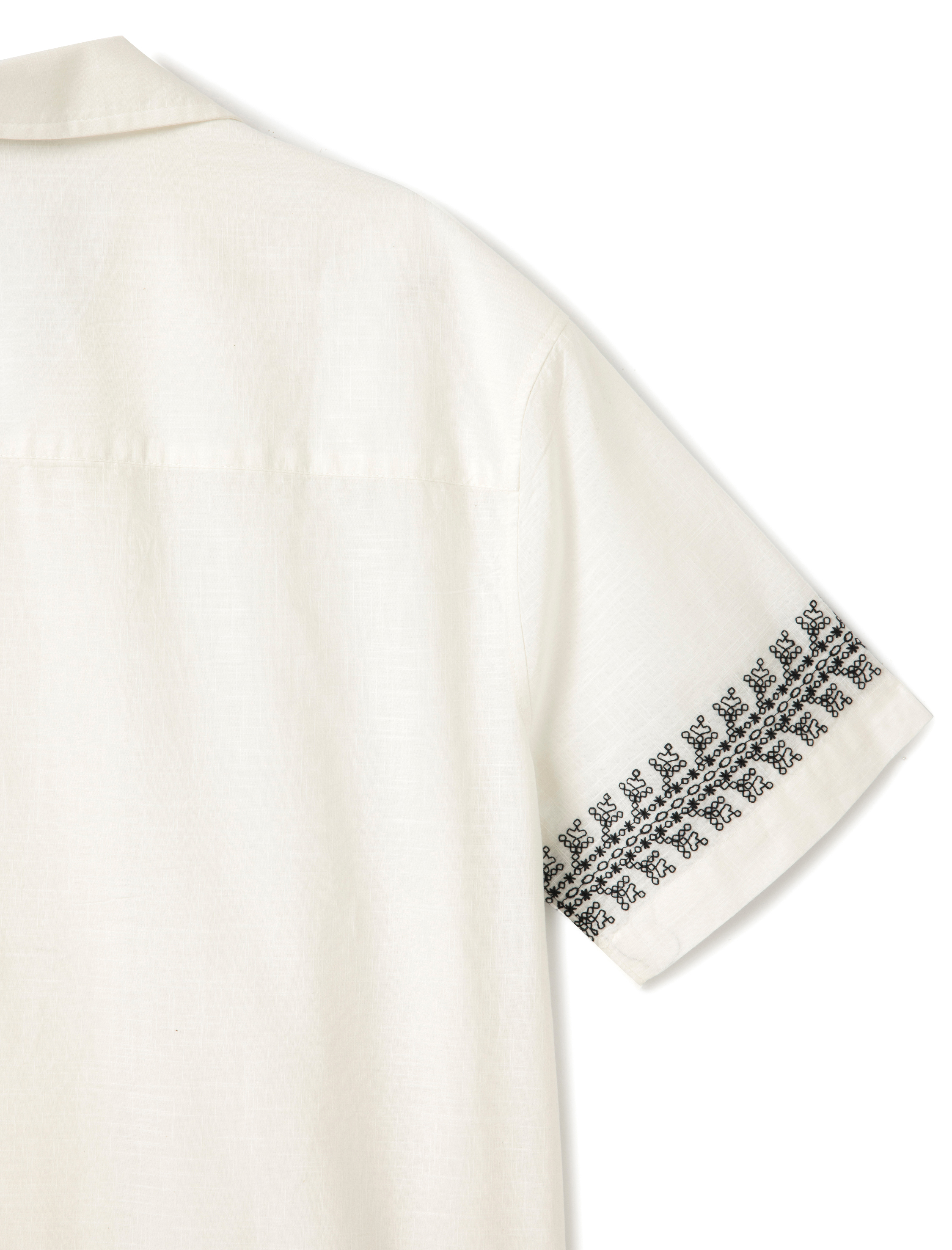   Pamuklu Devrik Yaka Regular Fit Desenli Nakışlı Kısa Kollu Gömlek