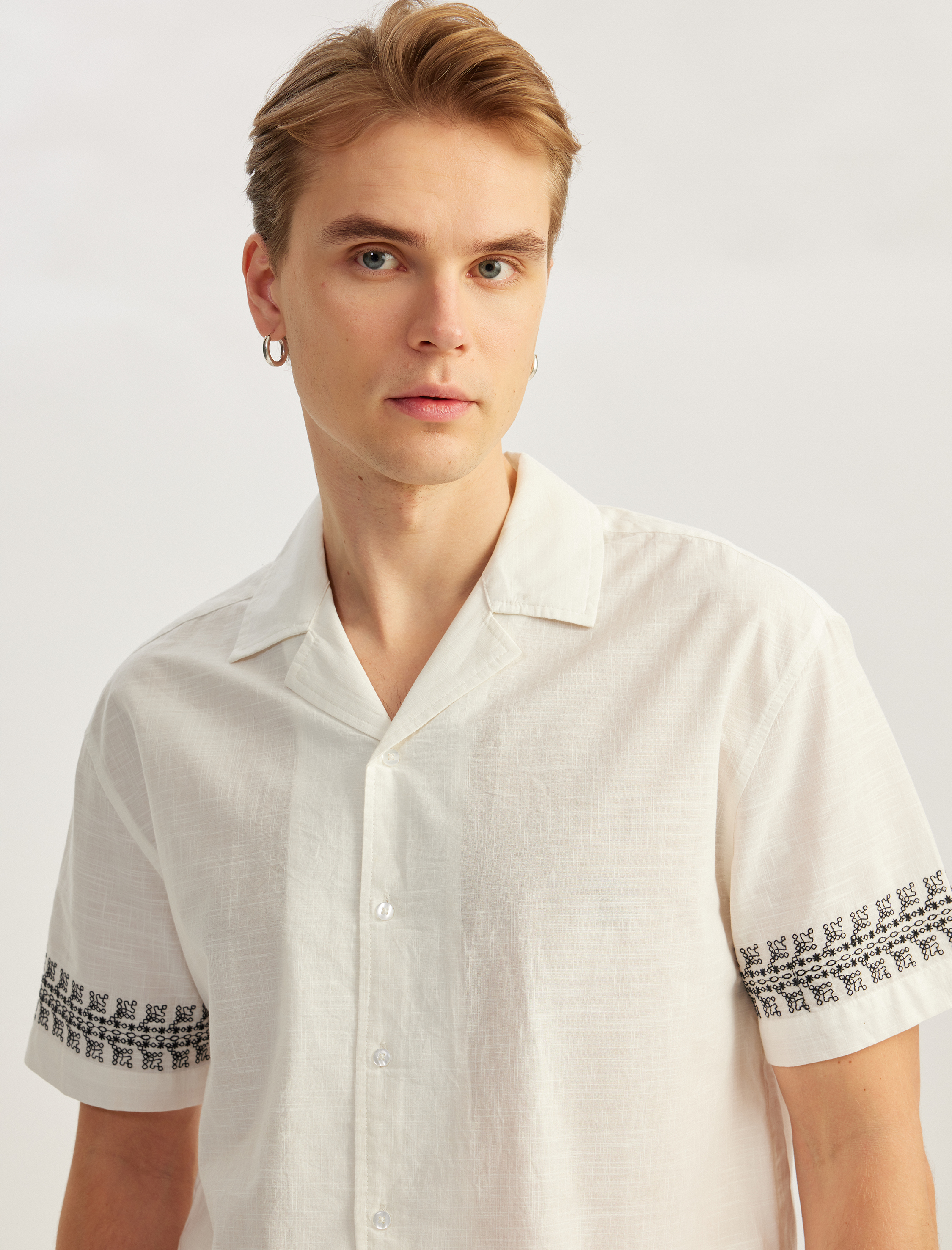   Pamuklu Devrik Yaka Regular Fit Desenli Nakışlı Kısa Kollu Gömlek