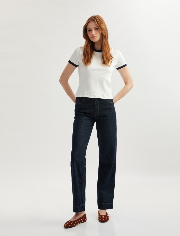  Pamuklu Kontrast Detaylı Düğmeli Bisiklet Yaka Kısa Kollu Tişört