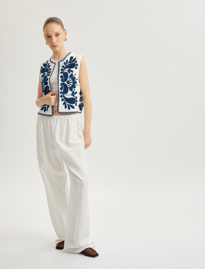  Aplike Nakışlı Bisiklet Yaka Kolsuz Crop Yelek