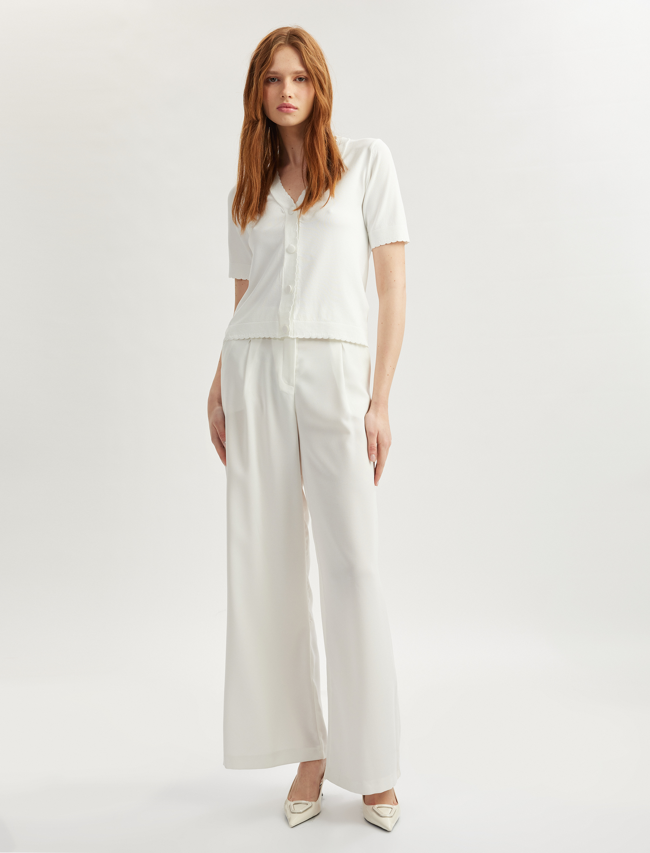   V Yaka Kısa Kollu Düğmeli İnce Triko Hırka