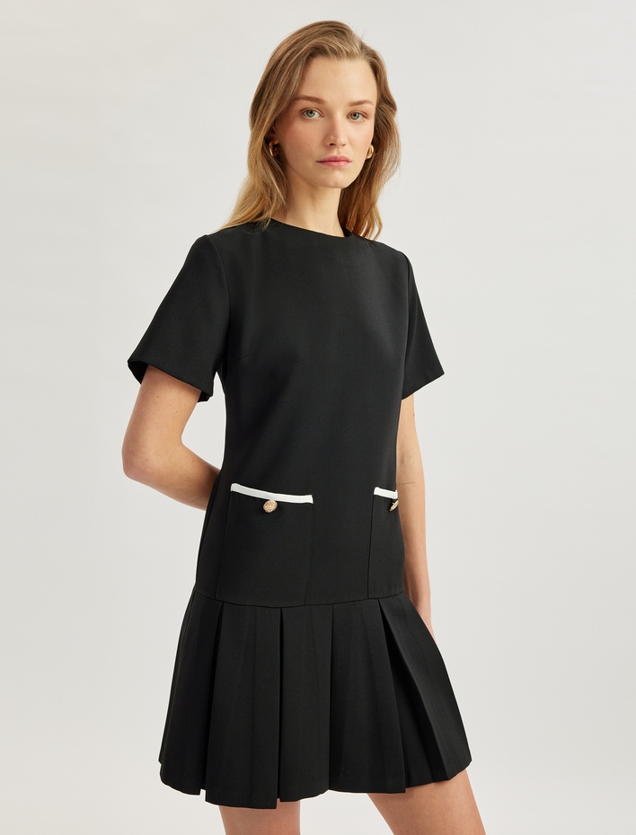  Kısa Kollu Bisiklet Yaka Aplike Çift Cep Detaylı A Kesim Mini Pileli Elbise