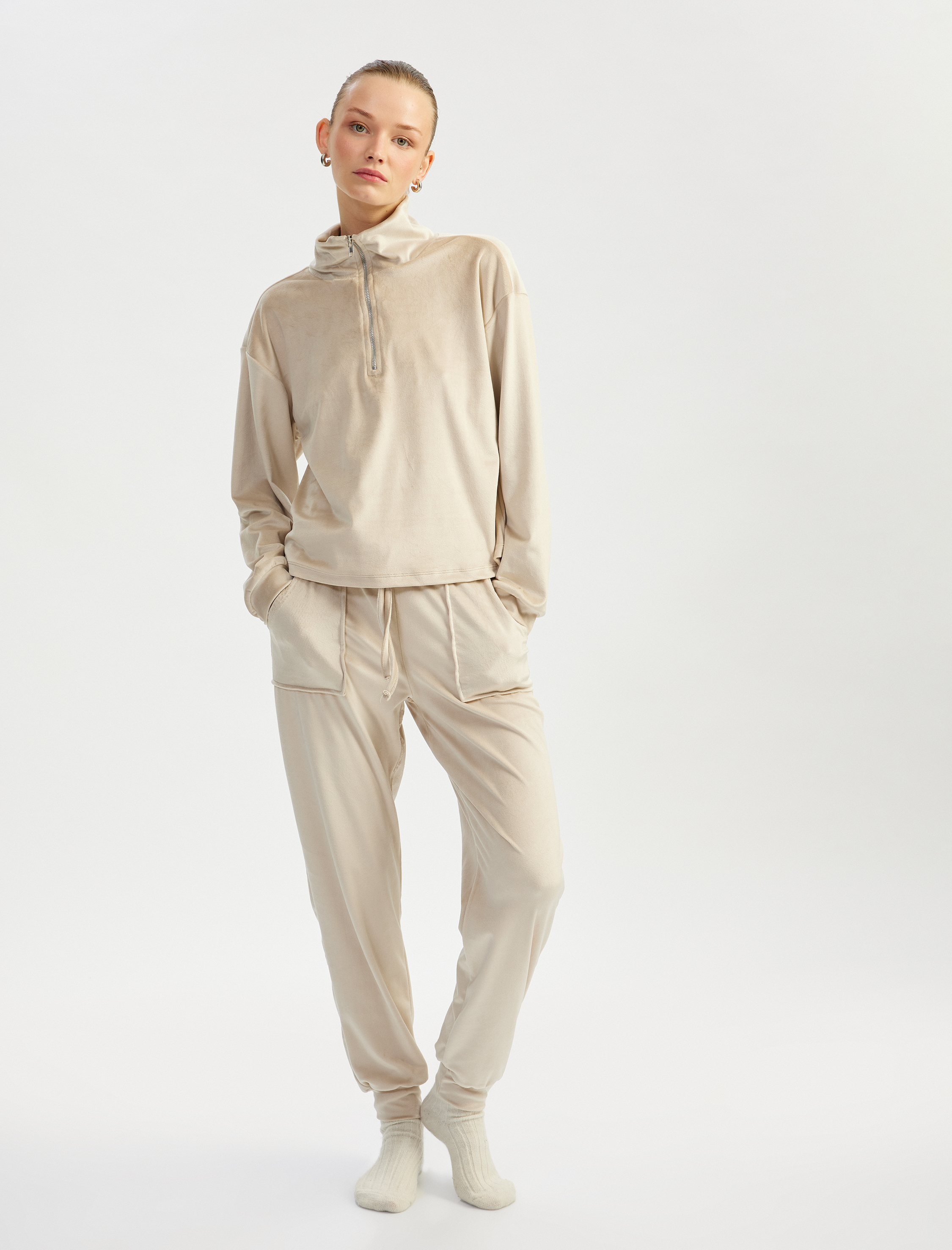   Yarım Fermuar Detaylı Dik Yaka Uzun Kollu Kadife Pijama Üstü