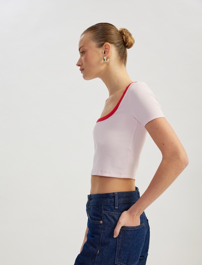  Pamuklu Slim Fit Kontrast Detaylı Kısa Kollu U Yaka Fitilli Crop Tişört